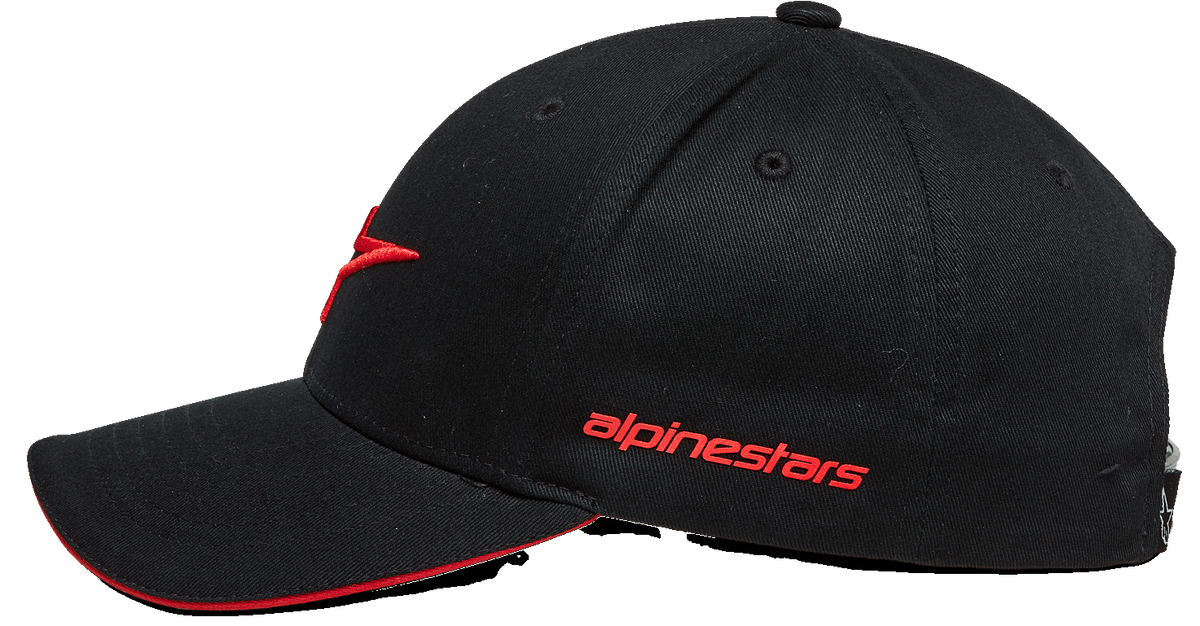 Cappello Alpinestars Rostrum, cappellino da baseball, nero e rosso, vista laterale di profilo, visiera curva con bordo rosso a contrasto, logo ricamato 3D sul davanti, scritta Alpinestars rossa sul lato, streetwear motorsport casual