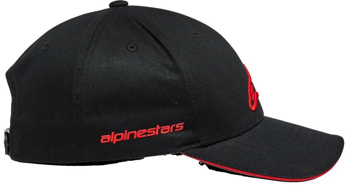 Cappello Alpinestars Rostrum, cappellino snapback con visiera curva, nero e rosso, vista laterale con scritta Alpinestars rossa, corona strutturata e bordo della visiera sandwich rosso, copricapo ispirato al motorsport