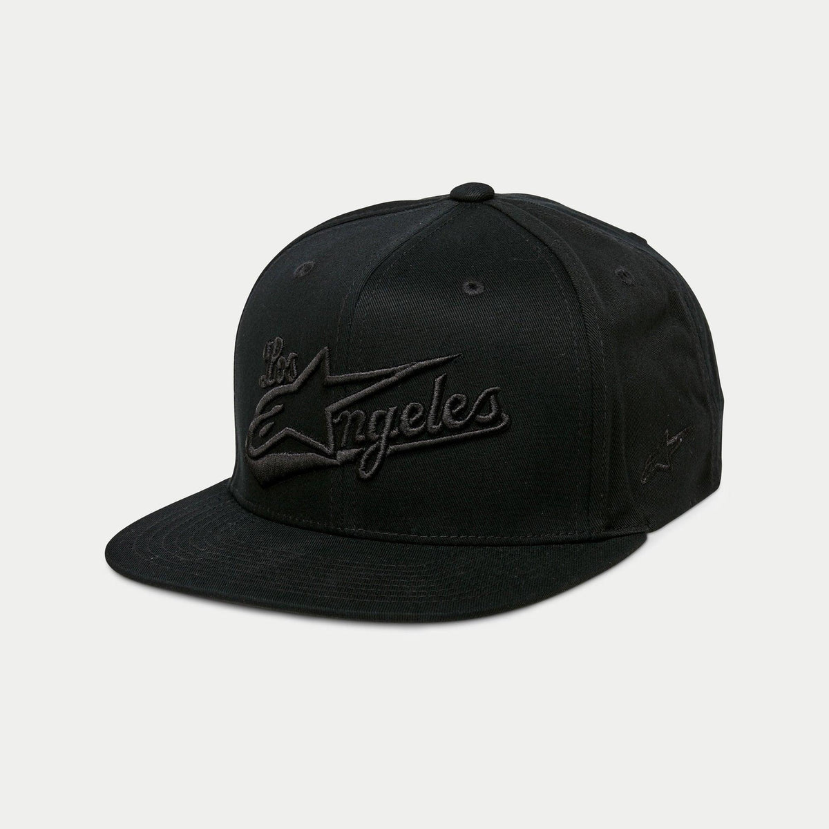 Cappello Alpinestars Los Angeles, cappellino snapback con visiera piatta, nero, ricamo 3D tono su tono con scritta Los Angeles e logo Ageless, corona strutturata, abbigliamento sportivo casual