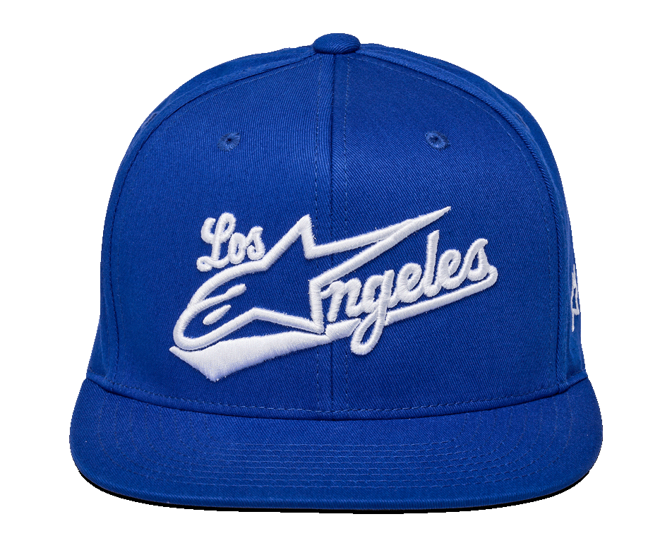 Cappello Alpinestars Los Angeles, berretto snapback blu, ricamo 3D bianco con carattere sportivo 'Los Angeles' e logo Ageless, corona strutturata, visiera piatta, abbigliamento sportivo casual streetwear.