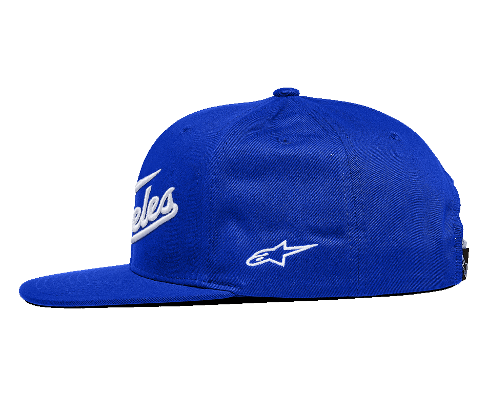 Cappello Alpinestars Los Angeles, cappello snapback con visiera piatta, blu con ricamo bianco, vista laterale con corona strutturata, scritta ricamata in 3D sul davanti e piccolo logo Ageless sul lato