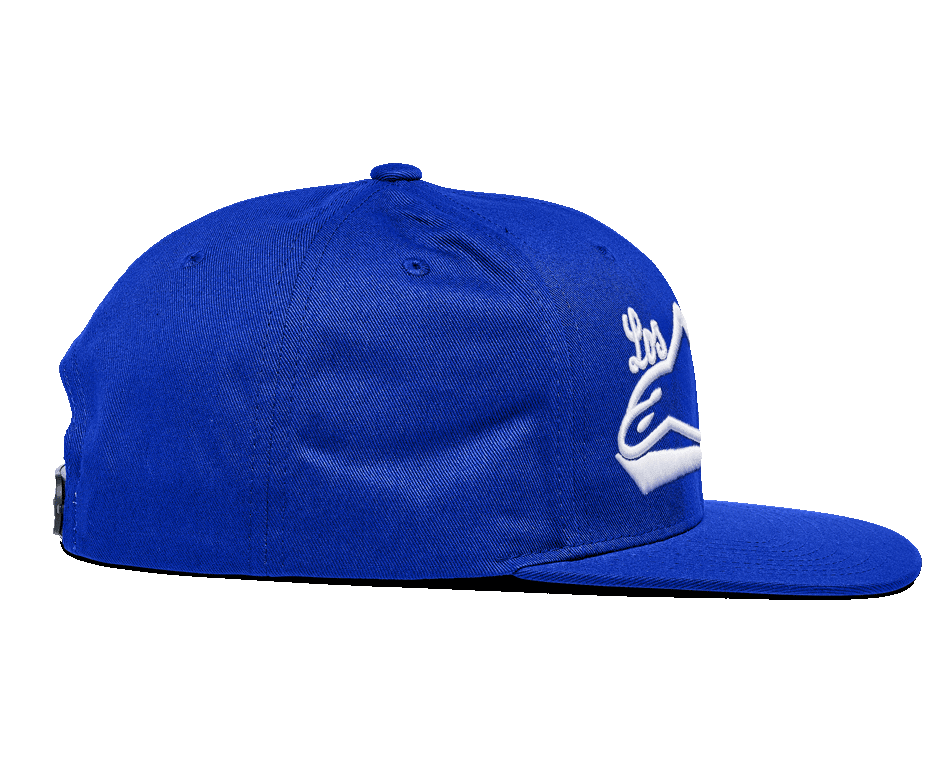 Cappello Alpinestars Los Angeles, cappellino snapback blu, vista di profilo laterale, con visiera piatta e corona strutturata, twill di cotone blu acceso con ricamo 3D bianco, abbigliamento sportivo casual