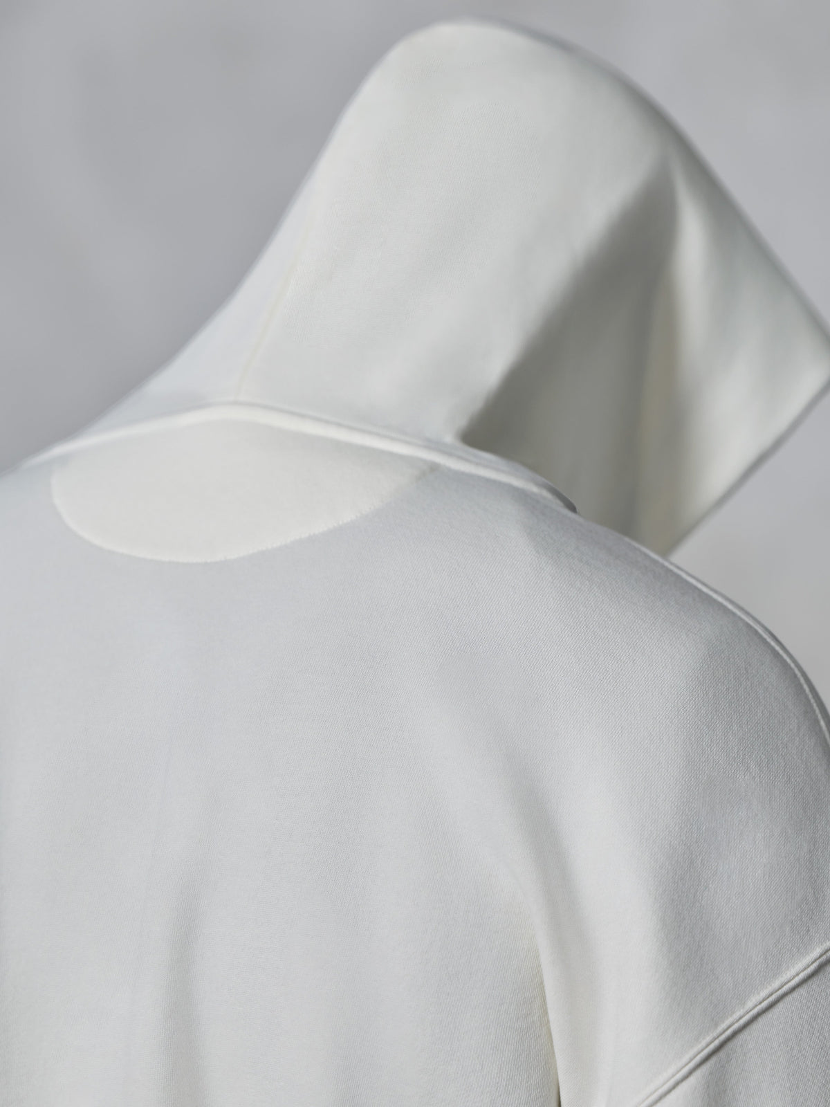 Alpinestars Essentials Ageless Zip Hoodie, Off White, vista posteriore ravvicinata del cappuccio e delle spalle, morbido tessuto in pile compatto, design minimalista per l'uso quotidiano casual