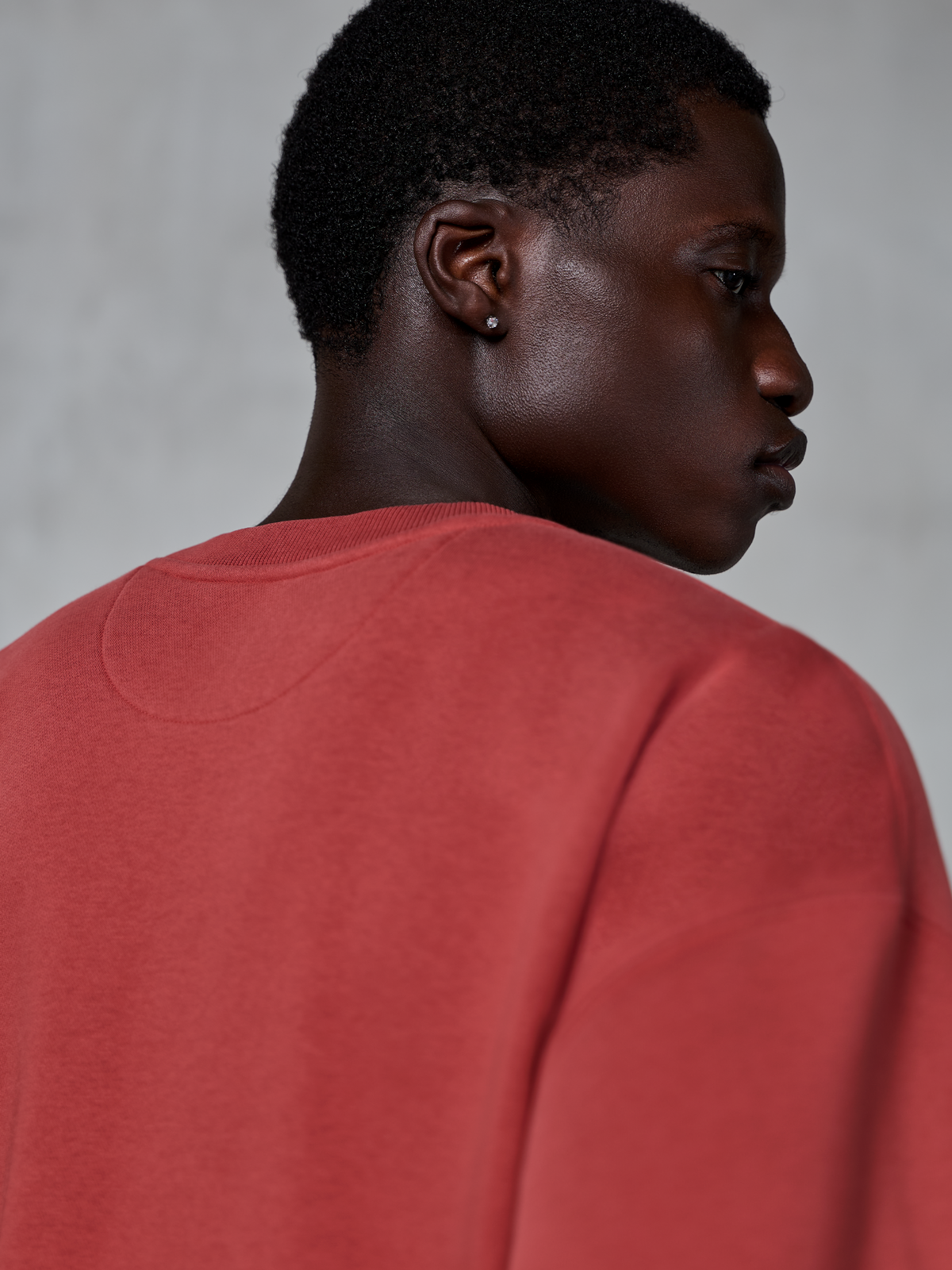 Alpinestars Essentials Ageless Crew, felpa girocollo, rosso Brick, primo piano della parte superiore della schiena e del collo con colletto a costine e texture in pile premium, abbigliamento sportivo casual