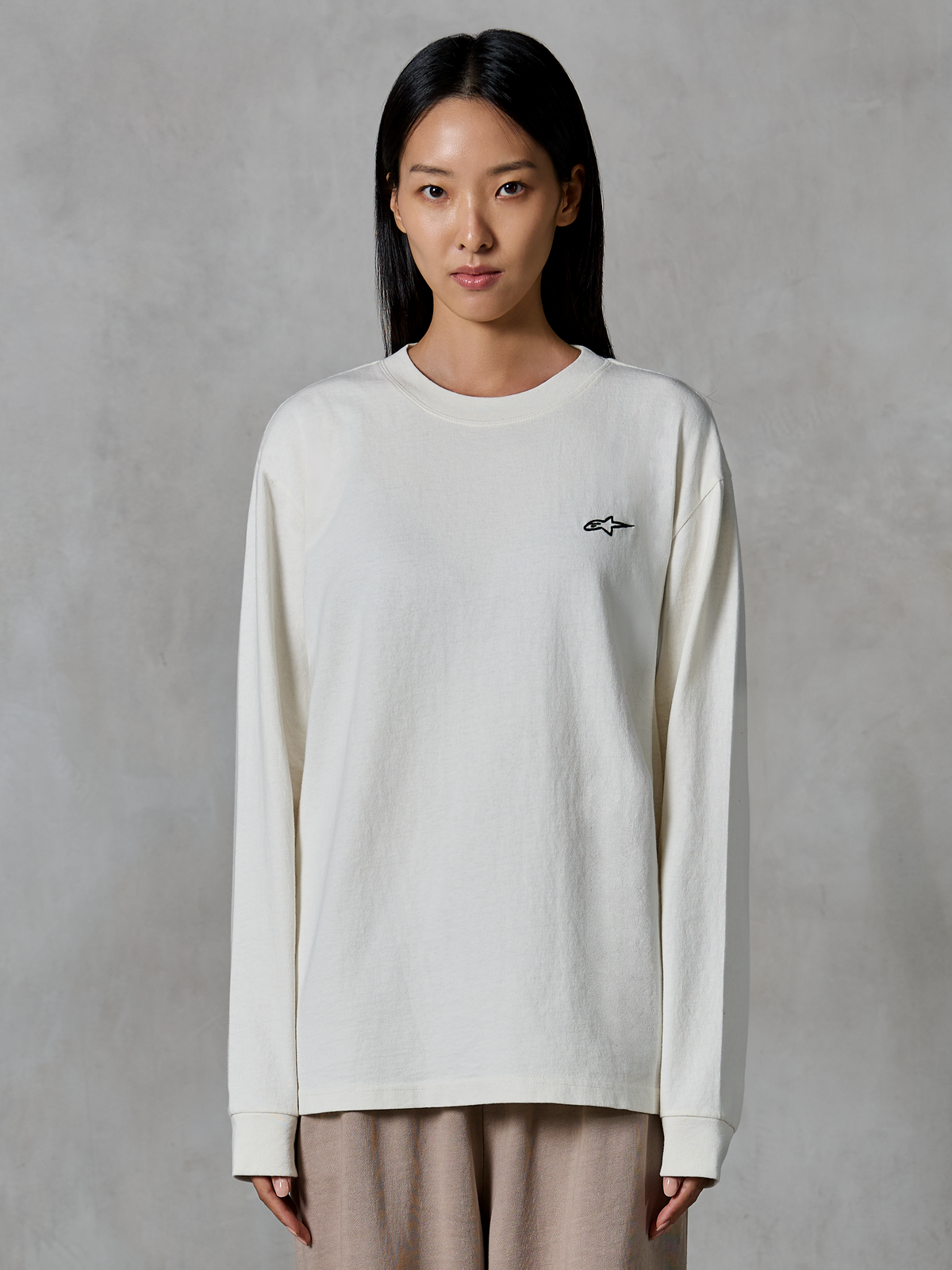 Alpinestars Essentials Ageless LS Tee, maglia a maniche lunghe, Off White, con un piccolo logo a stella nero sul petto, vestibilità rilassata e contemporanea, jersey di cotone organico, streetwear casual ispirato al motorsport