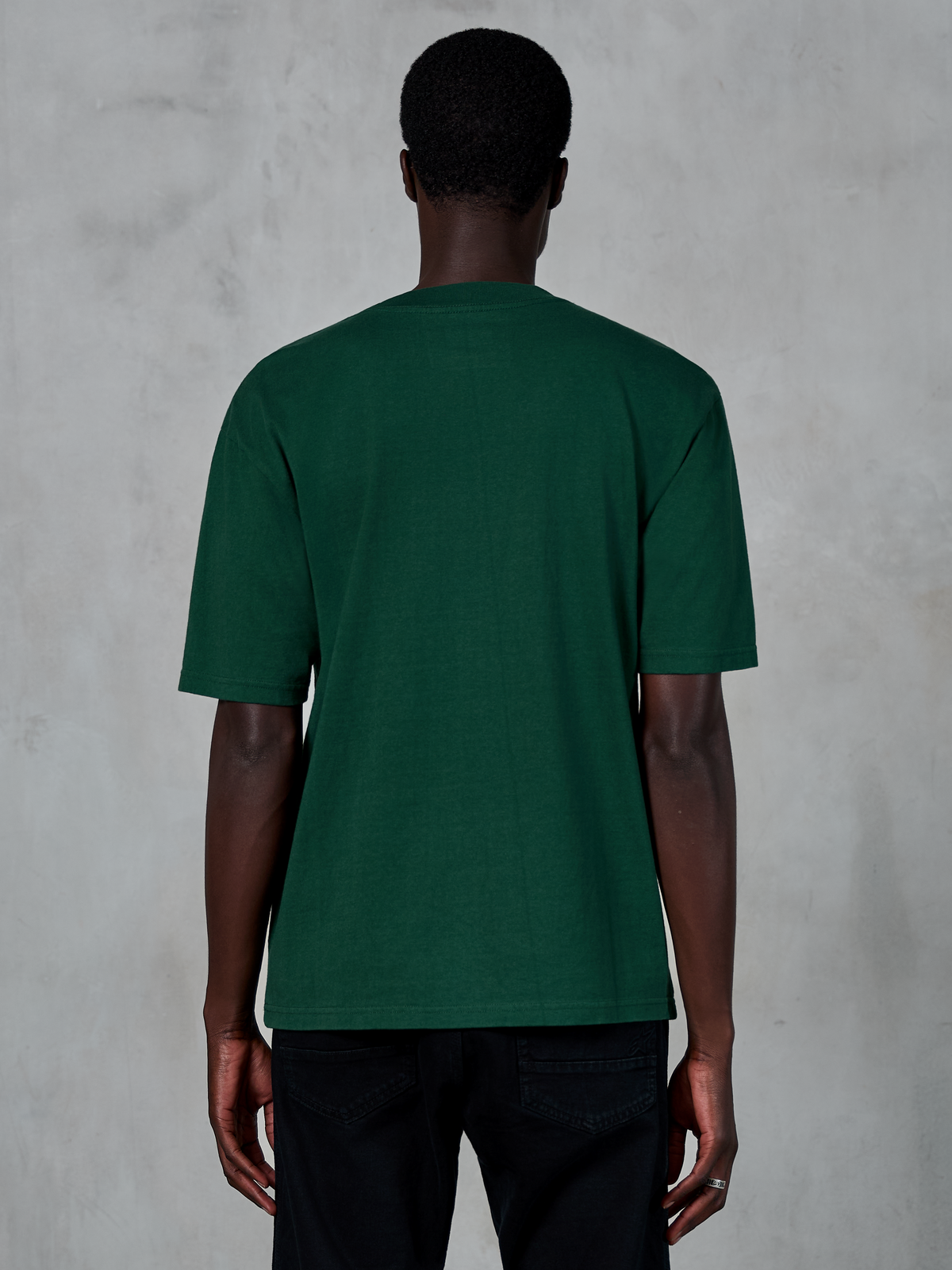 Alpinestars Essentials Ageless SS Tee, maglietta a maniche corte, verde pino, vista posteriore su modello, vestibilità rilassata, cotone organico, streetwear casual ispirato al motorsport