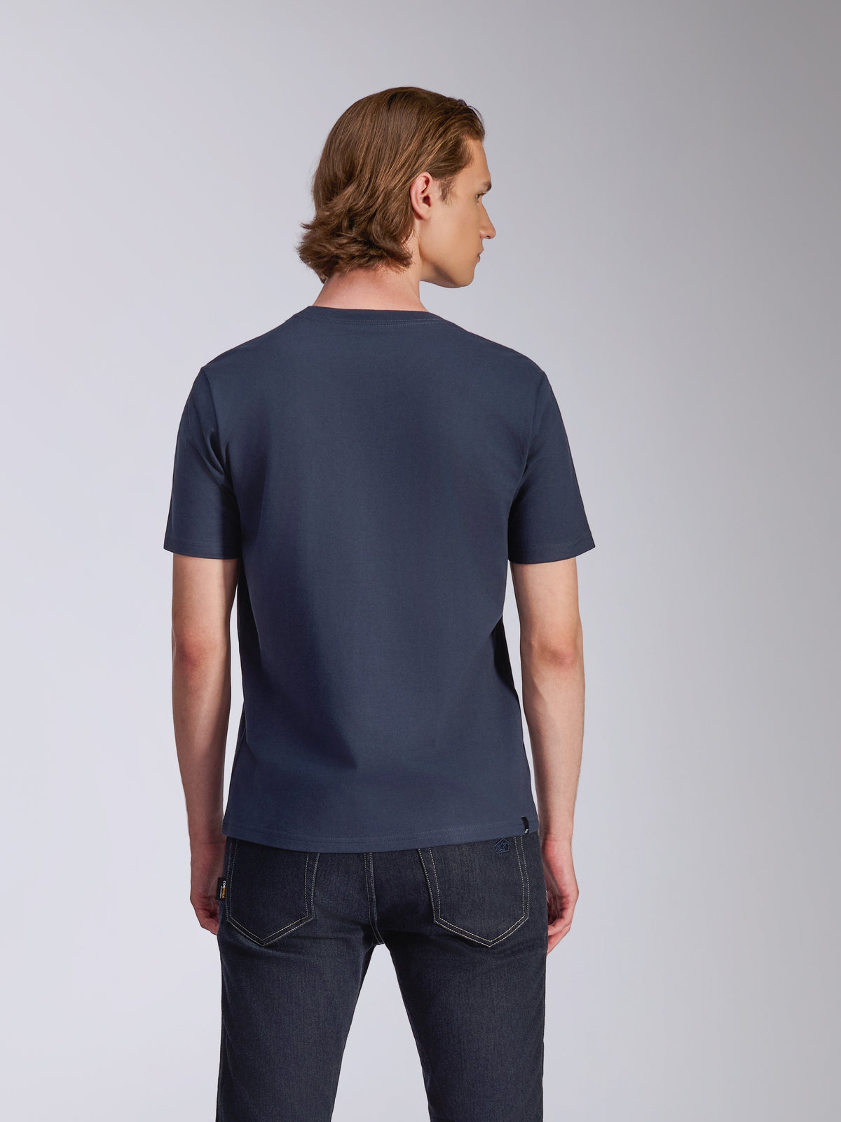 Alpinestars Fasting CSF Tee, t-shirt a maniche corte, blu navy, vista posteriore, indossata da un modello con jeans scuri, streetwear casual ispirato al motorsport
