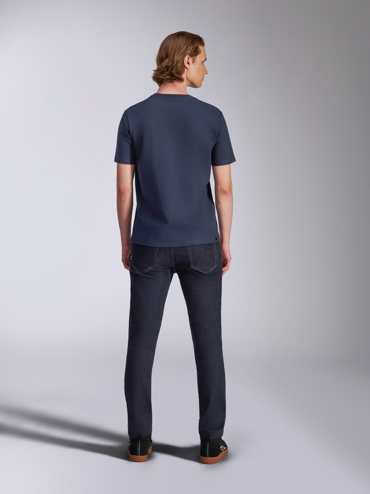 T-shirt Alpinestars Fasting CSF, maglietta a maniche corte, blu navy, vista posteriore, indossata con jeans in denim scuro, streetwear casual a tema motorsport