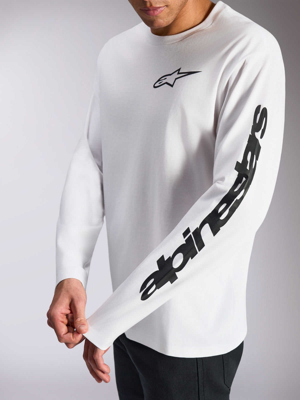 Alpinestars Trackside CSF Tee, maglia a maniche lunghe, bianco e nero, piccolo logo a stella nero sul petto e vistoso marchio sulla manica, streetwear casual ispirato al motorsport