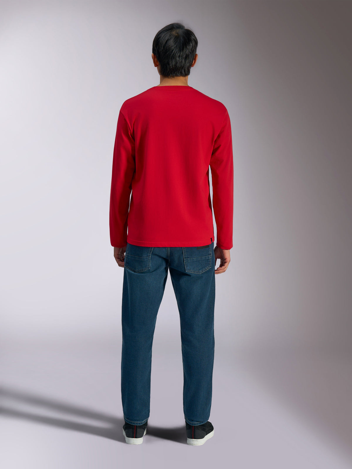 Alpinestars Trackside CSF Tee, maglia a maniche lunghe, rosso, vista posteriore del modello che indossa la maglia con jeans blu, abbigliamento sportivo casual ispirato al motorsport