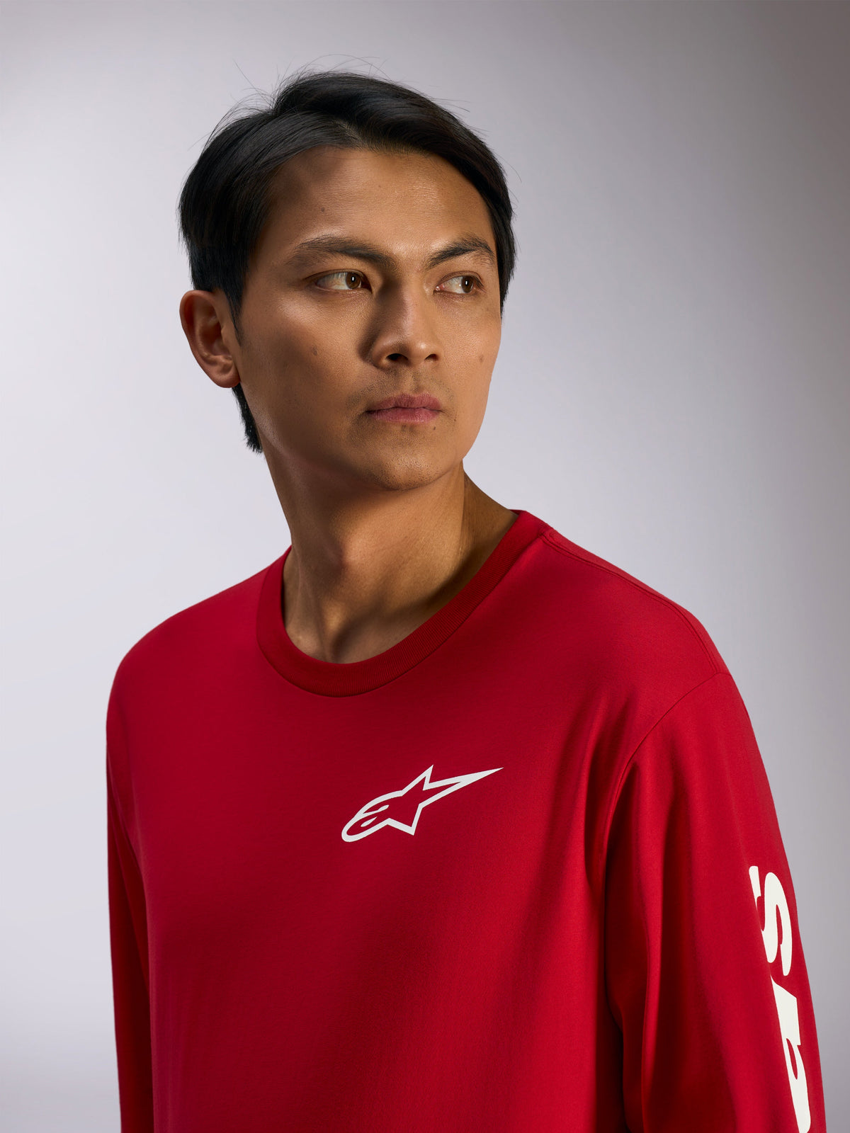 Alpinestars Trackside CSF Tee, t-shirt a maniche lunghe, rossa con logo Alpinestars bianco sul petto e scritta sulla manica, streetwear casual motorsport, ritratto lifestyle