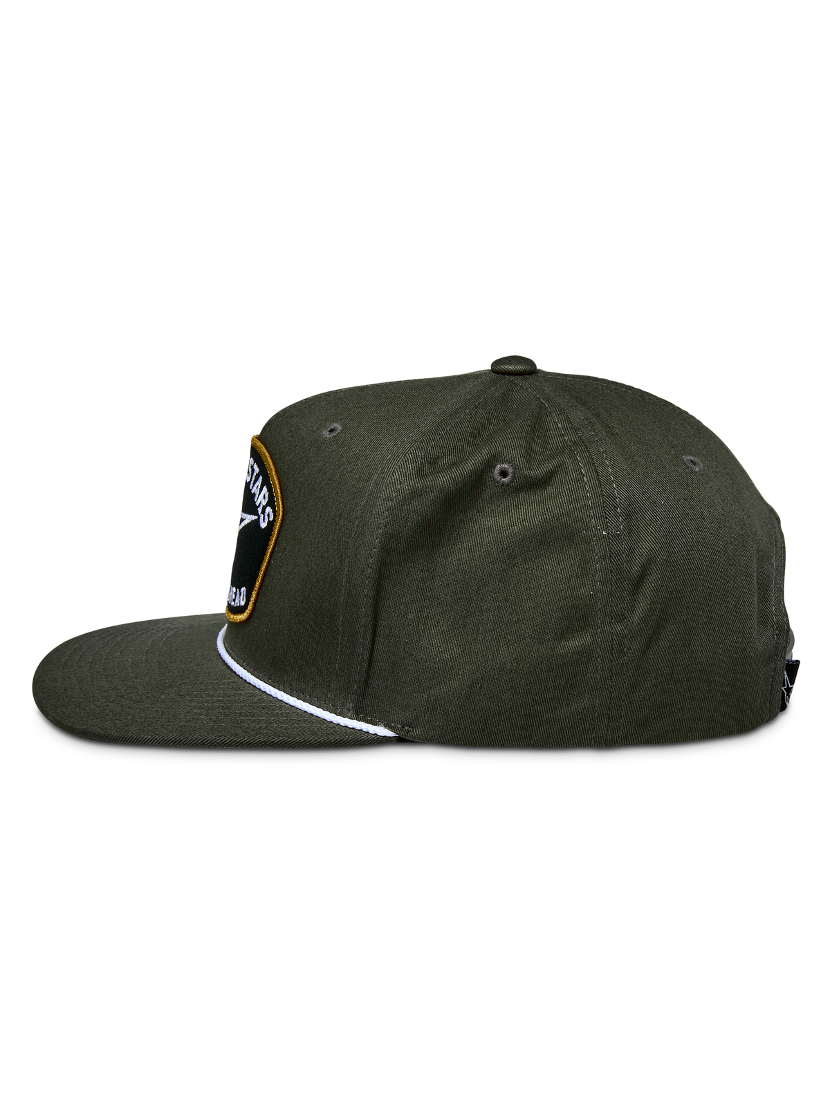 Cappello Snapback Alpinestars Promptus, verde militare, vista laterale che mostra la corona strutturata e la visiera piatta, con dettaglio a corda intrecciata bianca e patch frontale con logo ricamato, copricapo casual in twill di cotone