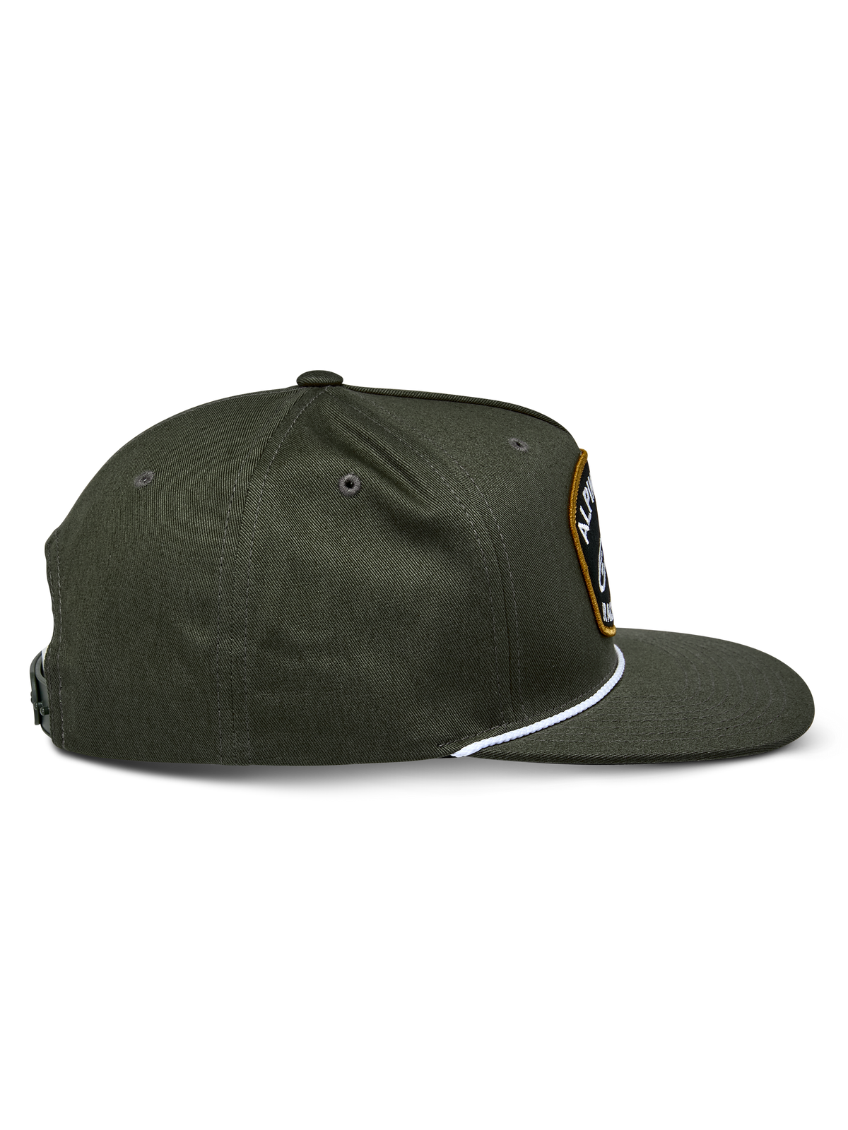Cappello Snapback Alpinestars Promptus, verde militare, vista laterale di profilo che mostra la visiera piatta e la corona strutturata, dettaglio della corda intrecciata bianca alla base della corona, resistente tessuto twill di cotone, design sportswear casual