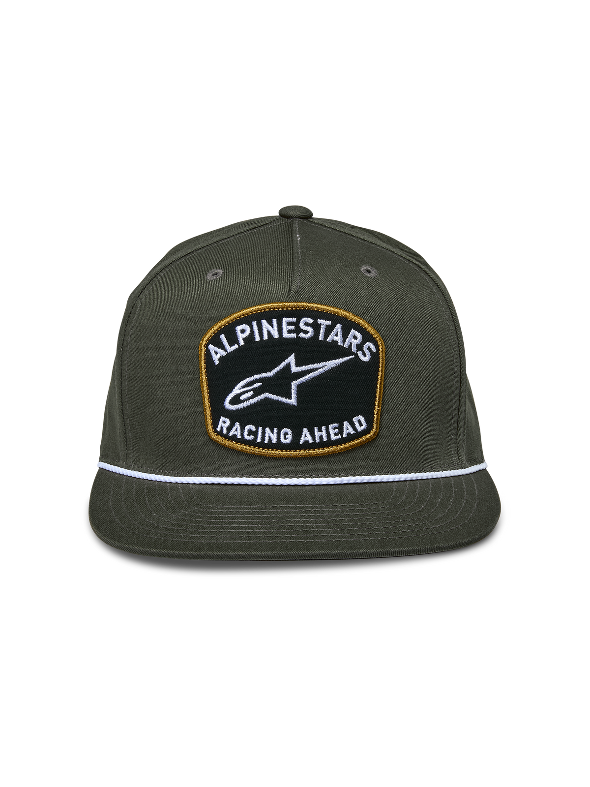 Cappello Snapback Alpinestars Promptus, verde militare, corona strutturata con visiera piatta, ampia patch frontale con ricamo bianco 'Alpinestars Racing Ahead' e bordo dorato, dettaglio con corda intrecciata bianca, copricapo casual da motorsport
