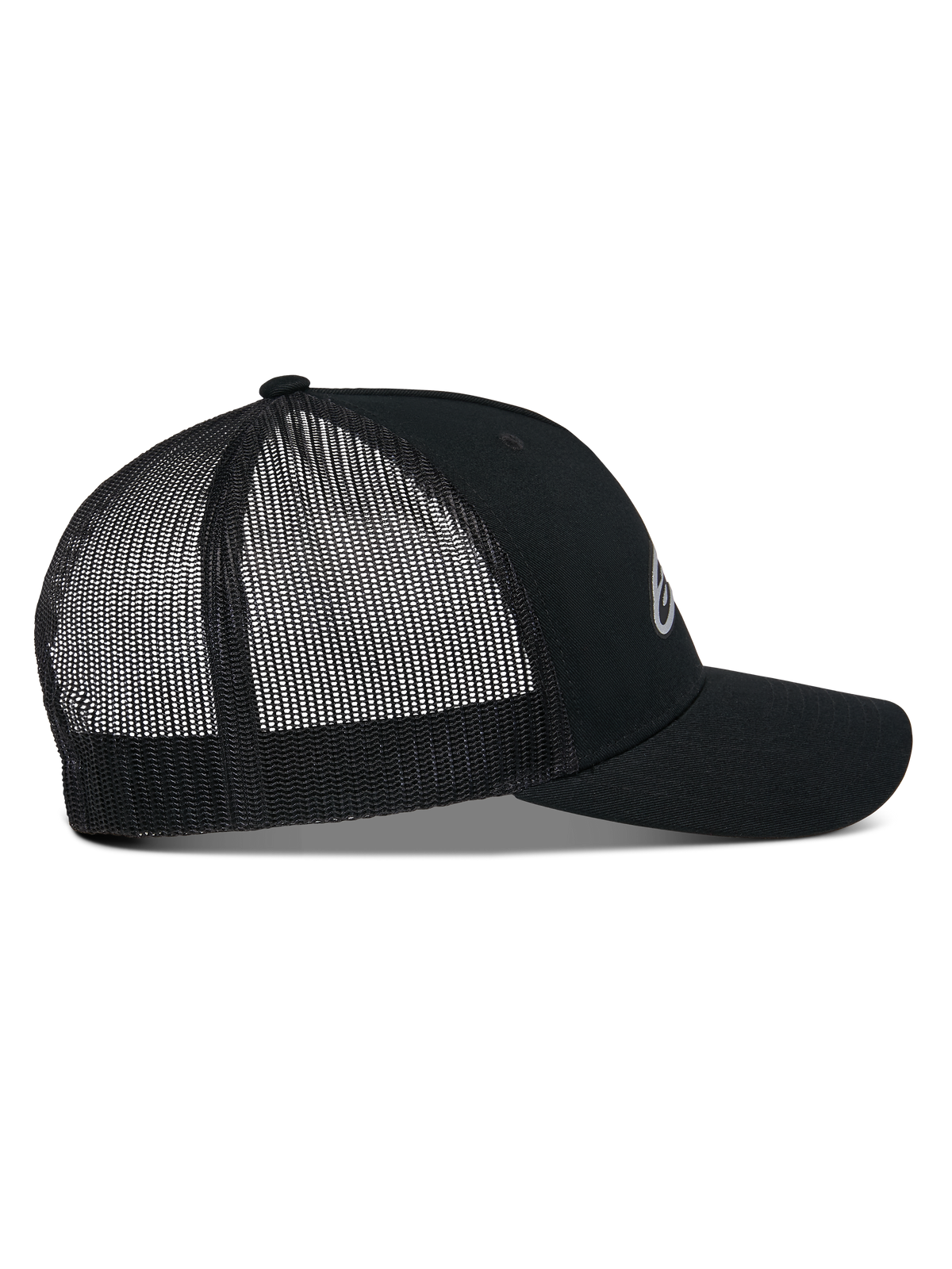 Cappello Alpinestars Reflect Ageless Trucker, vista laterale, nero, caratterizzato da corona strutturata, visiera curva e pannelli posteriori in rete traspirante, logo frontale riflettente, copricapo casual ispirato al motorsport