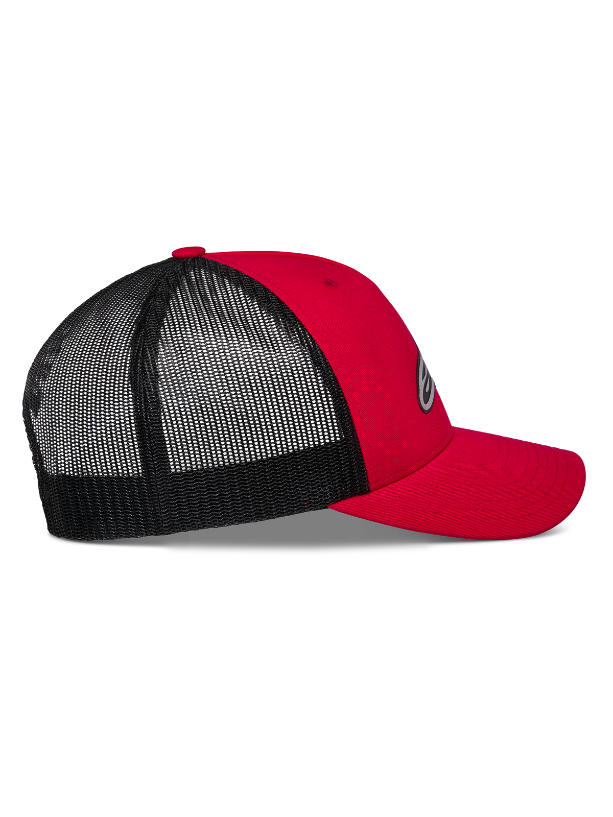 Cappello Trucker Alpinestars Reflect Ageless, rosso e nero, vista laterale di profilo, parte anteriore in twill rosso e visiera curva, retro in rete di poliestere nera, corona strutturata, copricapo casual ispirato al motorsport