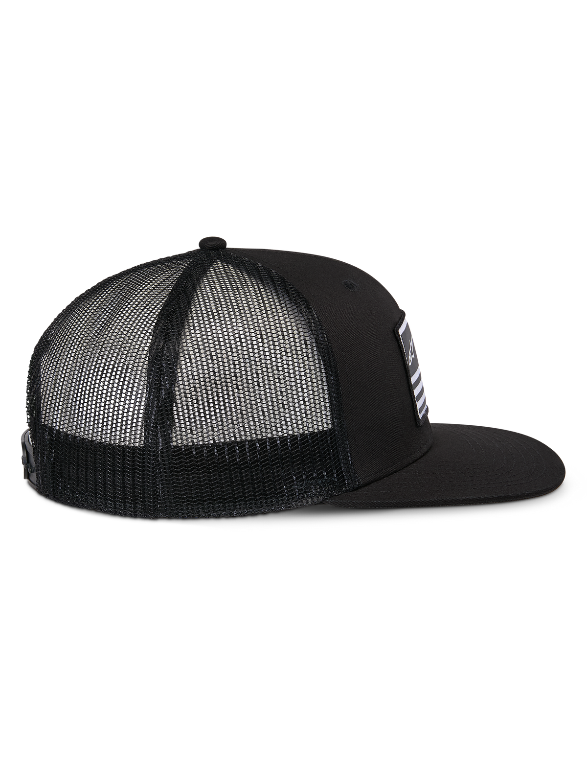 Cappello Alpinestars Flag Flat Trucker, nero, vista laterale con visiera piatta, corona strutturata e retro in rete di poliestere nero, copricapo casual ispirato al motorsport