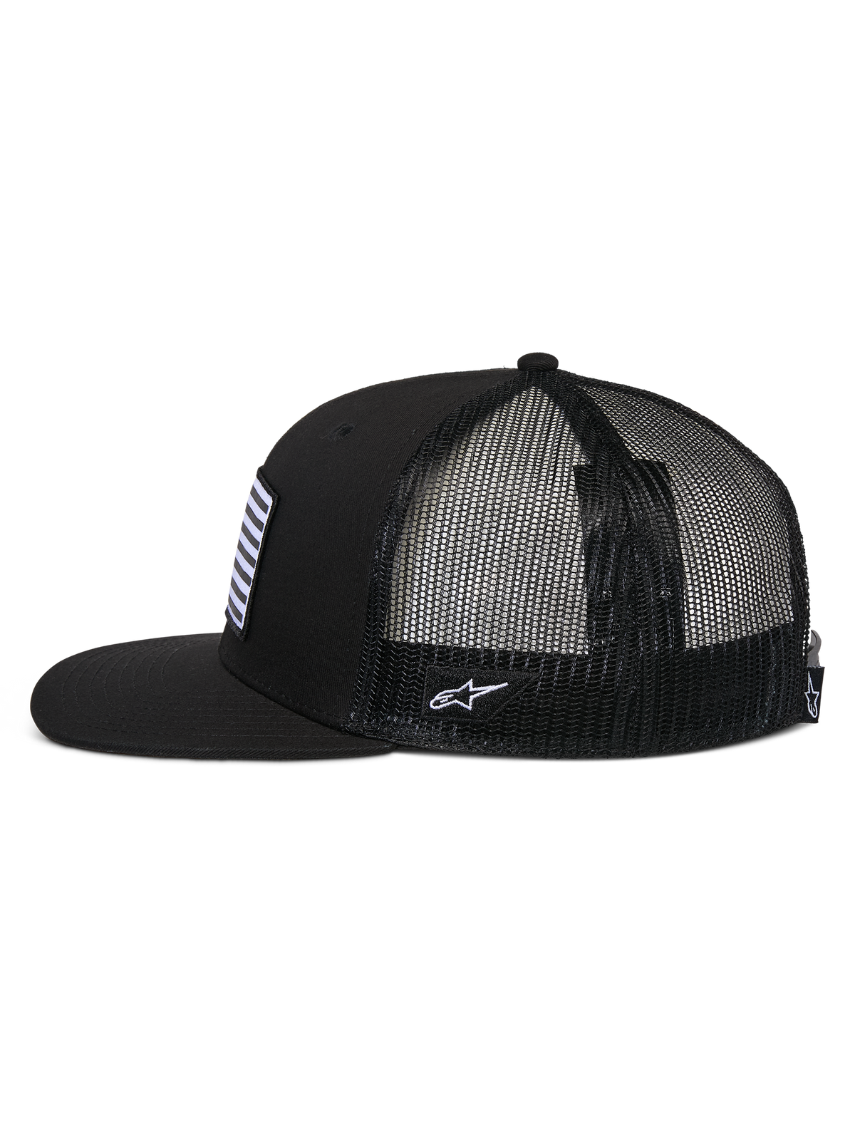 Cappello Alpinestars Flag Flat Trucker, profilo laterale, nero, visiera piatta e corona strutturata, retro in rete di poliestere traspirante, patch frontale con bandiera e logo laterale bianco ricamato, copricapo casual ispirato al motorsport