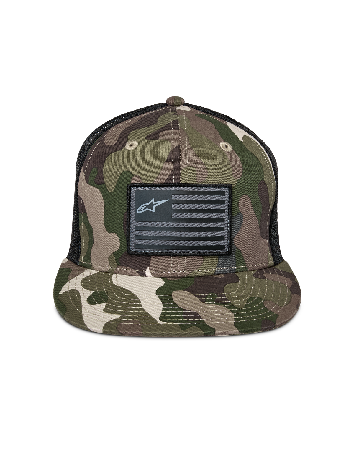 Cappello Alpinestars Flag Flat Trucker, mimetico verde e nero, visiera piatta con corona strutturata, patch a bandiera nera con logo Alpinestars, retro in rete, accessorio casual ispirato al motorsport