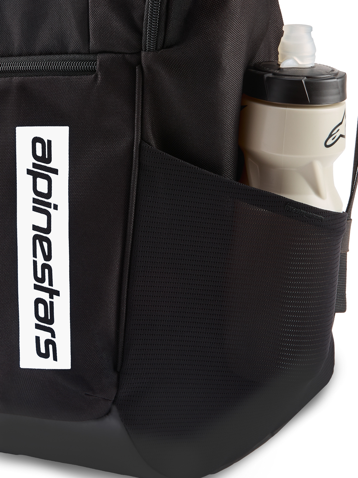 Zaino Alpinestars Defcon V3, zaino giornaliero nero, primo piano della tasca laterale in rete con borraccia, logo verticale bianco sulla parte anteriore, materiale in poliestere 600D resistente