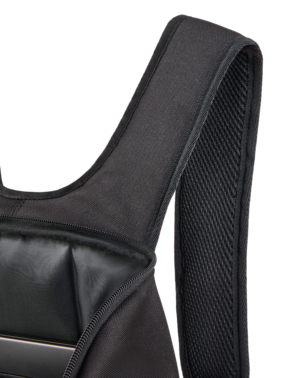 Zaino Alpinestars Defcon V3, primo piano dello spallaccio imbottito in rete traspirante e dello scomparto principale aperto, poliestere 600D nero, mostra la tasca interna per laptop e la resistente costruzione in tessuto.
