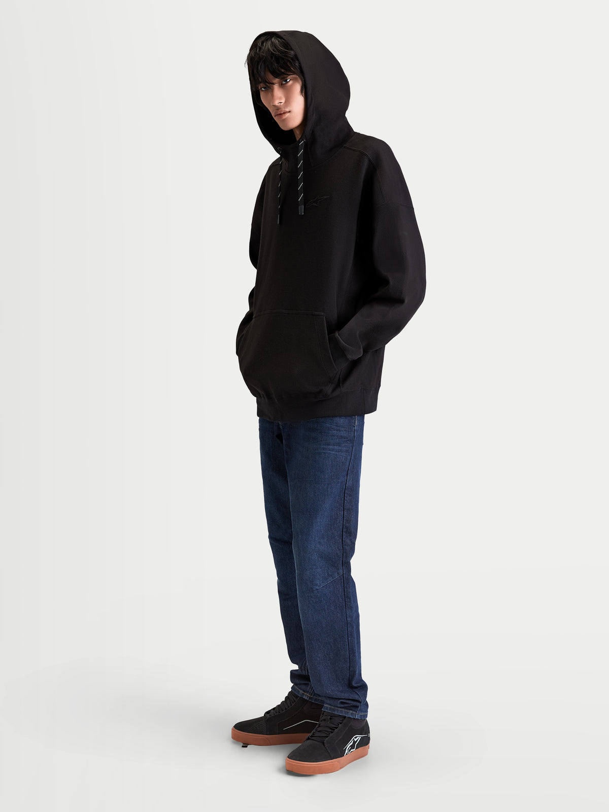 Alpinestars felpa con cappuccio Camino Textured Oversize, pullover sportswear unisex, nero, in pile di twill testurizzato con collo alto e tasca a marsupio, abbigliamento lifestyle a vestibilità rilassata ispirato al motorsport.