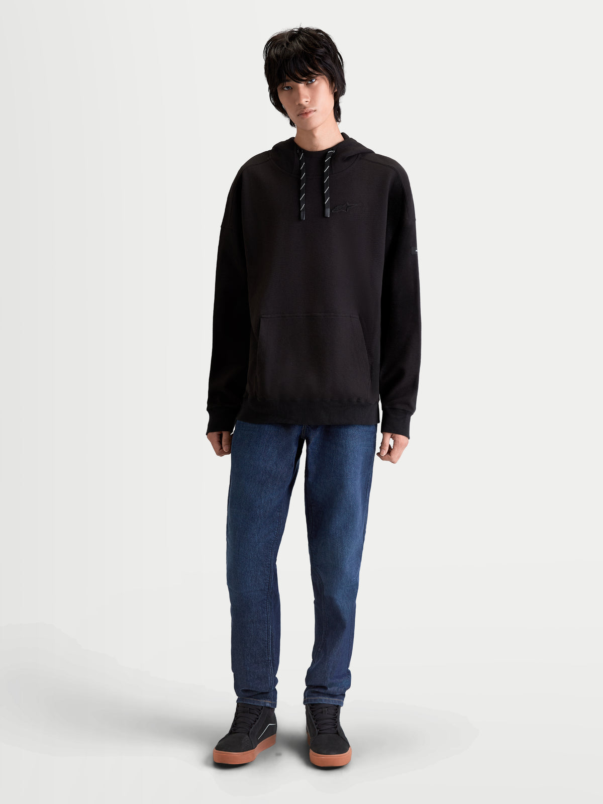 Alpinestars Felpa con cappuccio Camino Textured Oversize, felpa lifestyle sportswear da uomo, nera, pile in twill lavorato a maglia testurizzato con collo alto e tasca a marsupio, ricamo Astars tono su tono, vestibilità rilassata.
