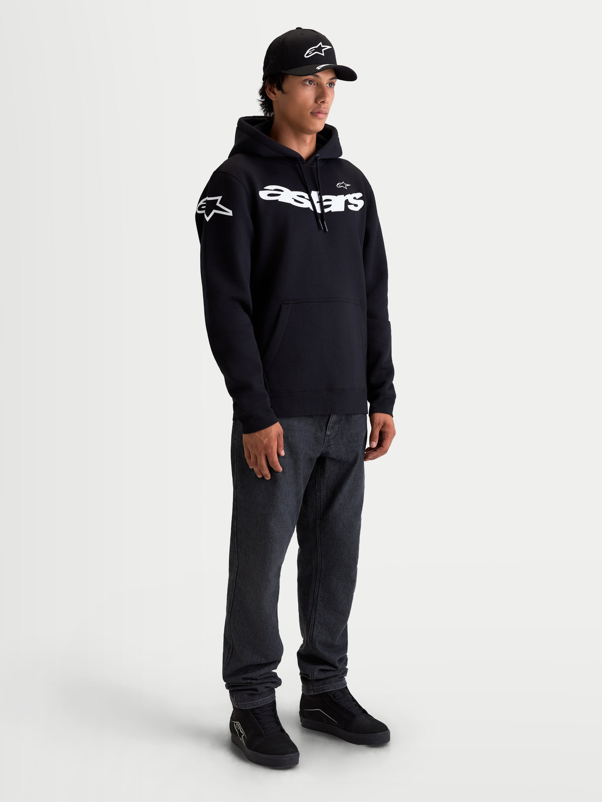 Alpinestars felpa con cappuccio Velocifier, felpa sportswear da uomo, nera e bianca, con scritta Astars curva sul petto e loghi sulle spalle, in misto cotone premium per uno stile casual off-bike ispirato al motorsport