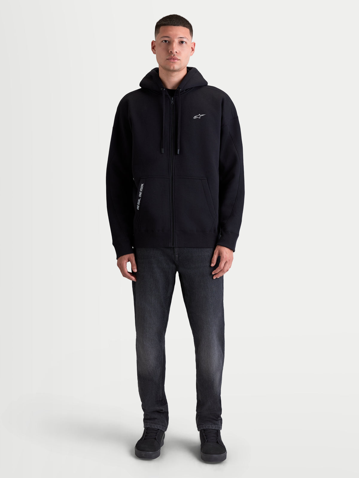 Alpinestars Felpa con cappuccio Pioneer Oversized, felpa sportswear da uomo, nera, vestibilità oversize, zip integrale Vislon, tasca a marsupio e logo ricamato, cotone e poliestere riciclato.