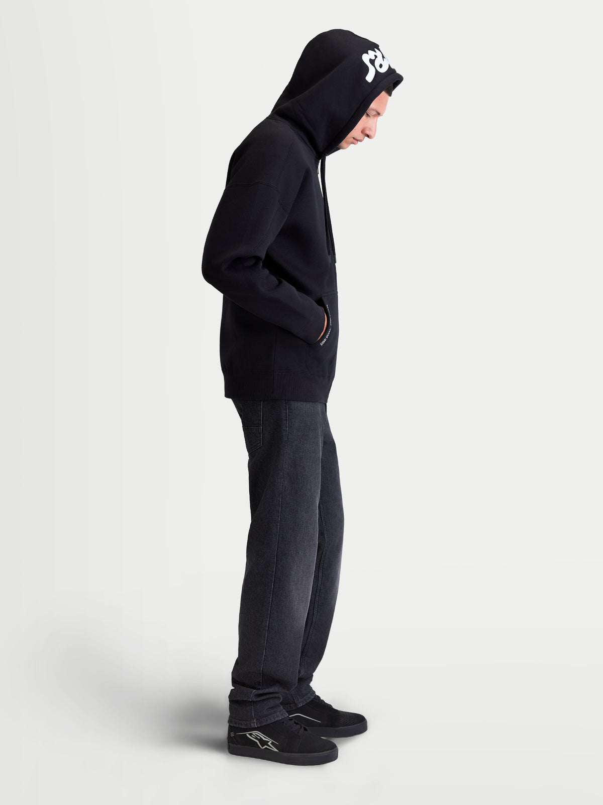 Alpinestars Felpa con cappuccio Pioneer Oversized, felpa sportswear da uomo, nera con dettagli bianchi ricamati sul cappuccio, vestibilità oversize, zip Vislon e tasca a marsupio, ideale per un look casual quotidiano