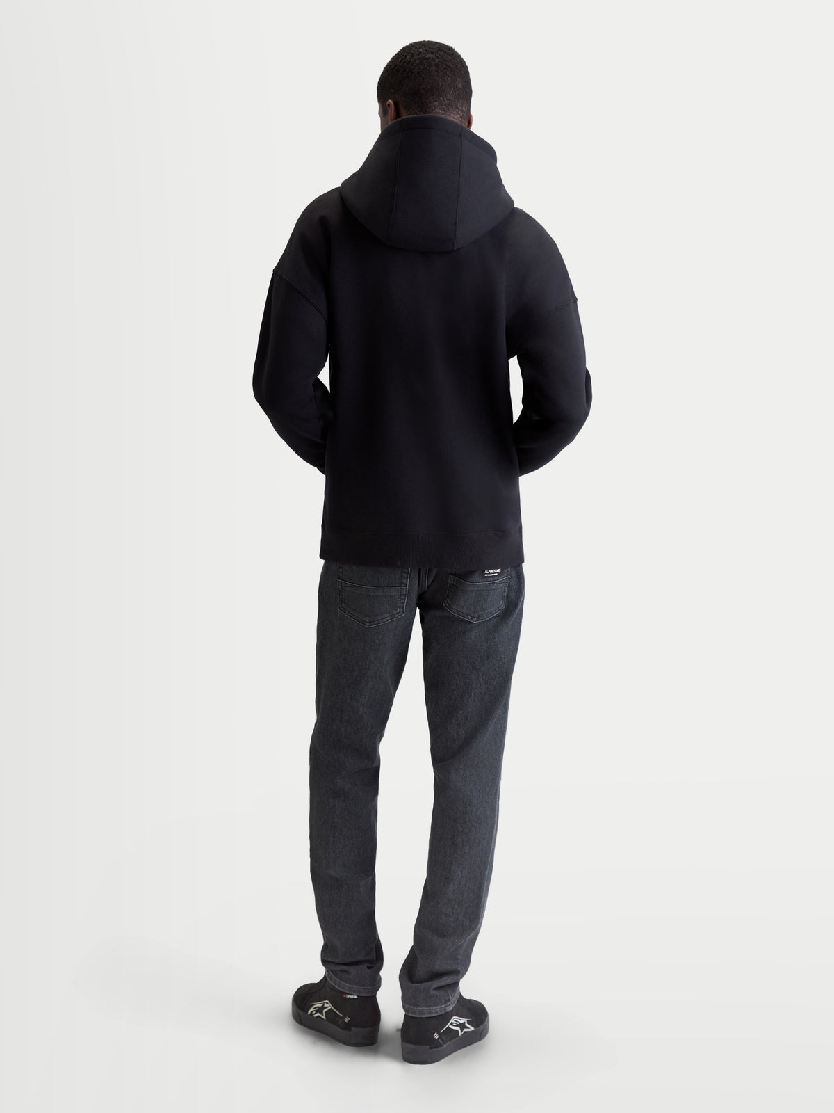 Alpinestars Felpa con cappuccio Entity Oversized, felpa in pile con zip da uomo, nera, vista posteriore su modello, vestibilità oversize rilassata, misto cotone e poliestere riciclato, stile casual motorsport