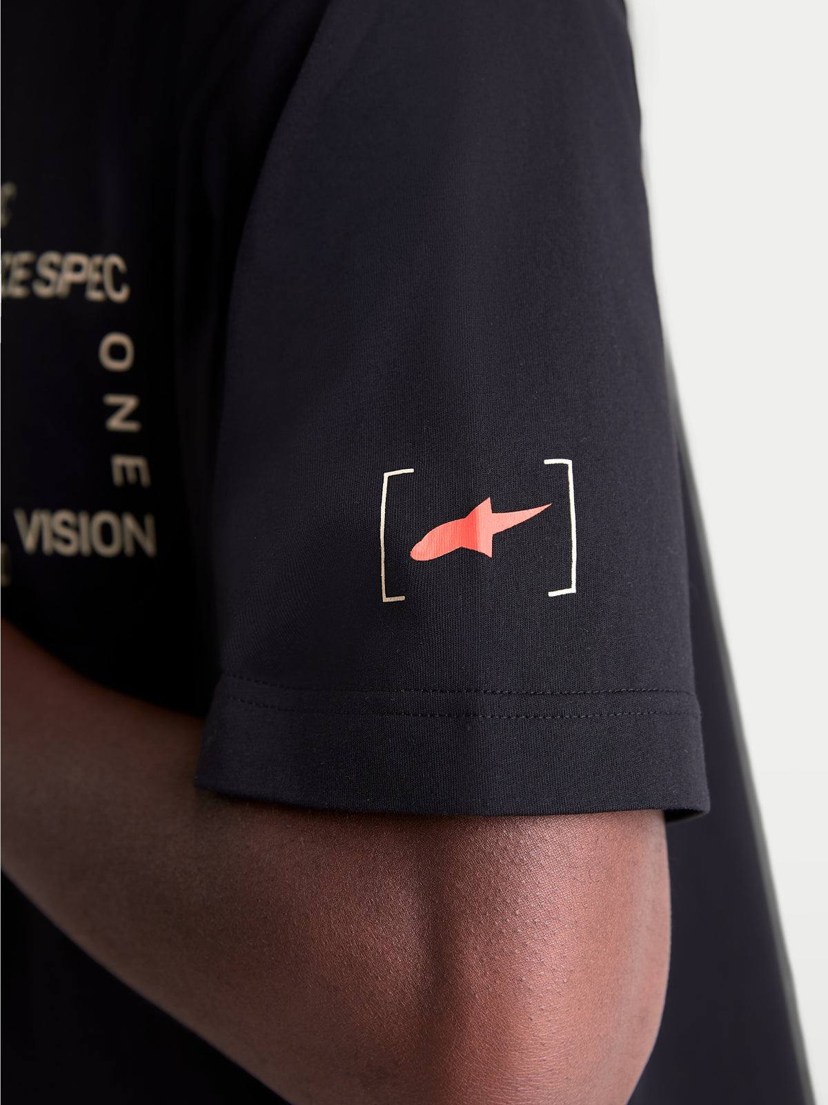 Alpinestars Maglietta Infinity Oversized CSF, maglietta a maniche corte sportswear, nera, dettaglio della manica con logo Astars rosso e scritte bianche, abbigliamento casual off-bike unisex.