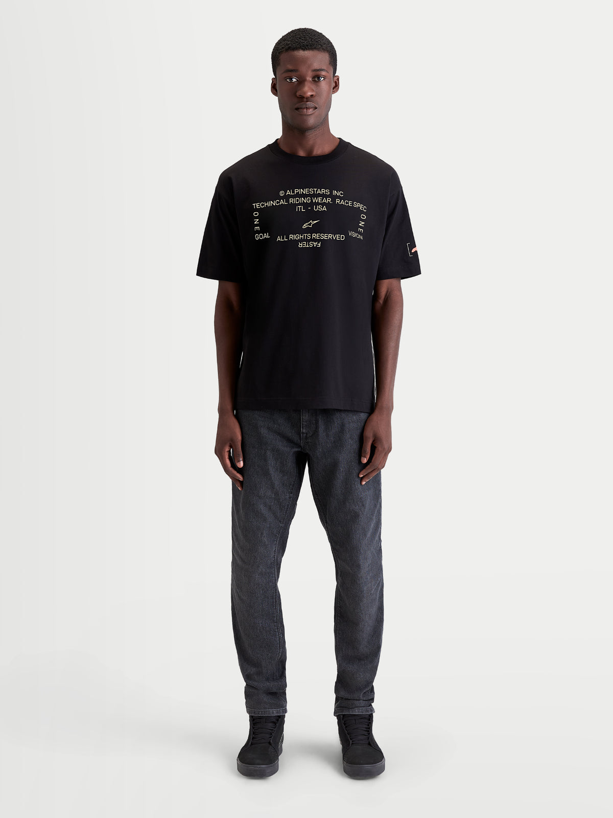 Alpinestars Maglietta Infinity Oversized CSF, maglietta da uomo a maniche corte, nera, grafica bianca morbida sul petto con logo Alpinestars, vestibilità oversized per abbigliamento casual off-bike