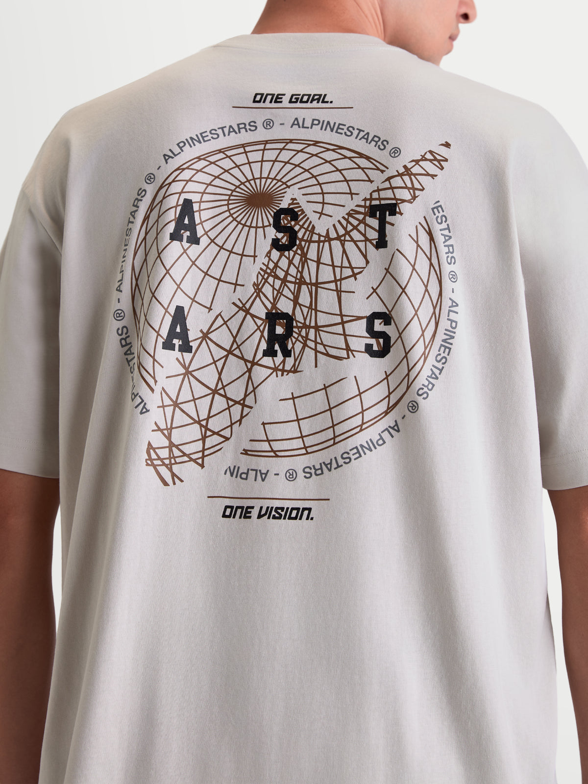 Alpinestars Maglietta Latitude Oversized CSF, maglietta a maniche corte, grigio cemento, vista posteriore con grafica globo, wordmark ASTARS e motti One Goal One Vision, stile sportswear premium