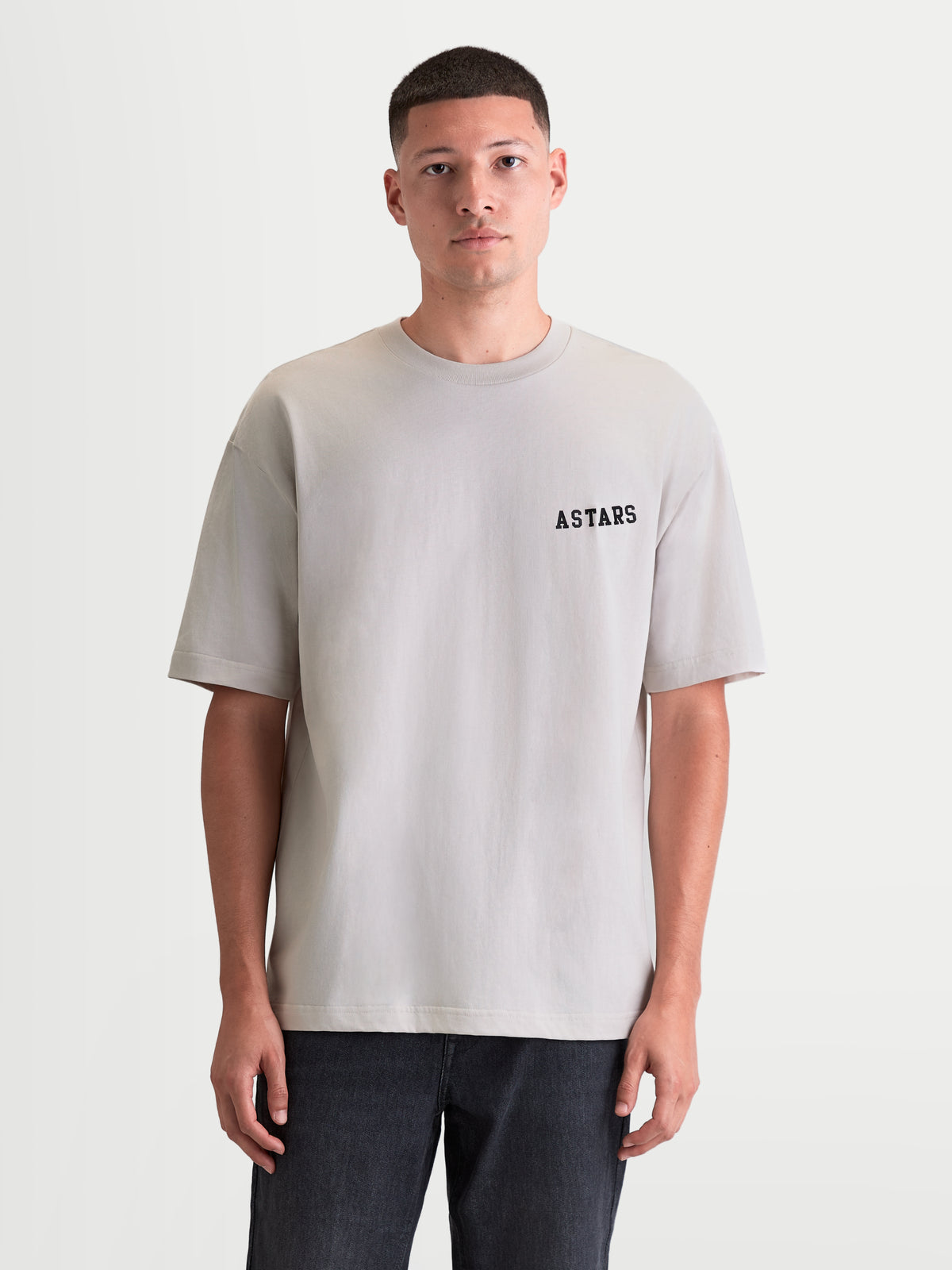 Alpinestars Maglietta Latitude Oversized CSF, maglietta da uomo a maniche corte, grigio cemento, vestibilità oversize rilassata con wordmark Astars nero sul petto, stile sportswear.