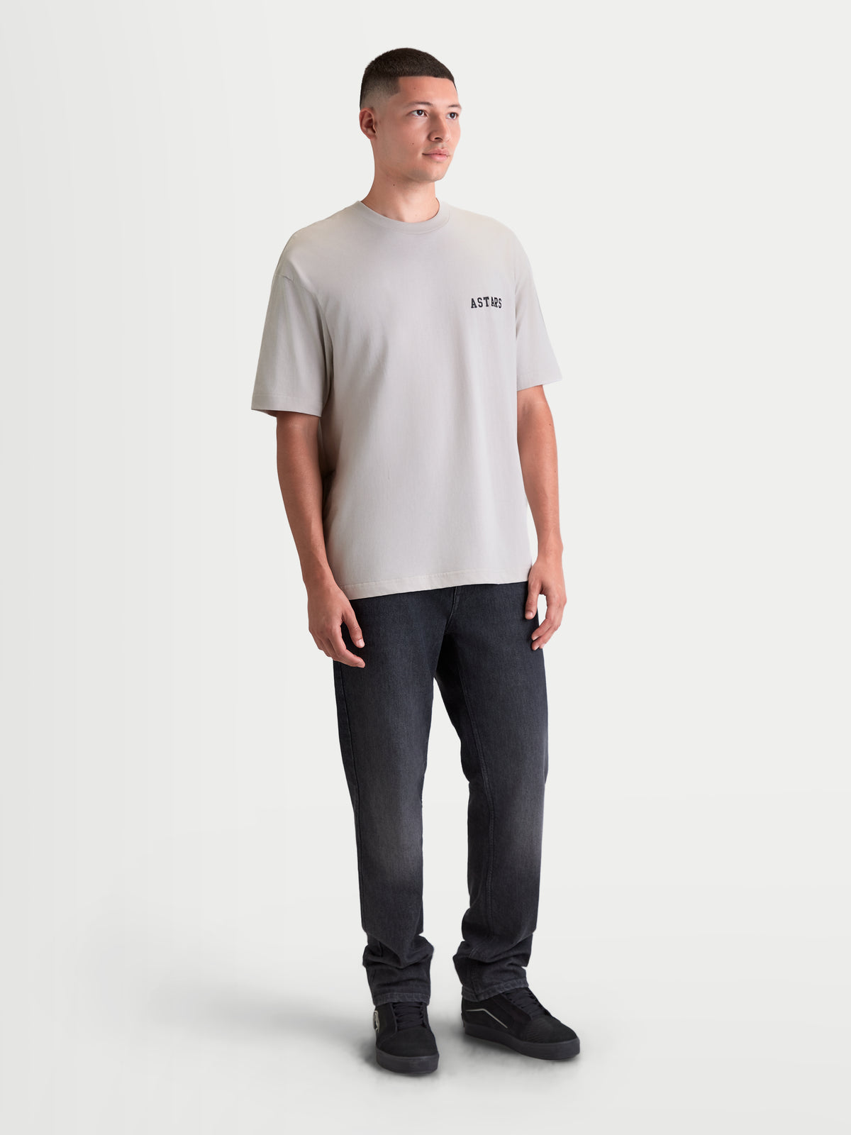 Alpinestars maglietta Latitude Oversized CSF, maglietta sportswear da uomo a maniche corte, grigio cemento, vestibilità oversize rilassata con grafica ASTARS nera sul petto, in misto cotone e poliestere per il massimo comfort quotidiano.