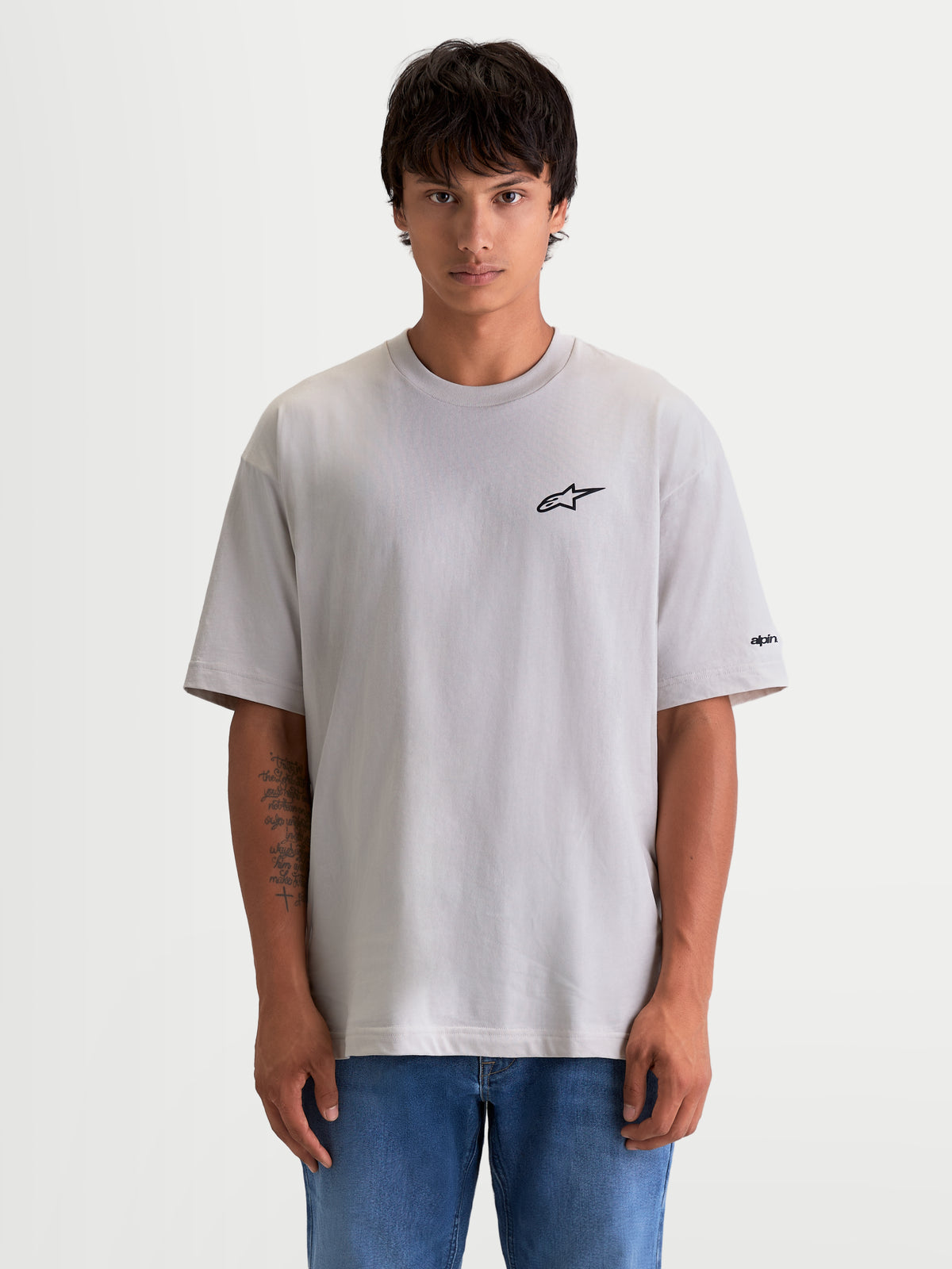 Alpinestars Maglietta Mandate Oversized CSF, maglietta a maniche corte da uomo, vestibilità oversized rilassata, grigio cemento con logo Astars nero sul petto, abbigliamento sportswear casual