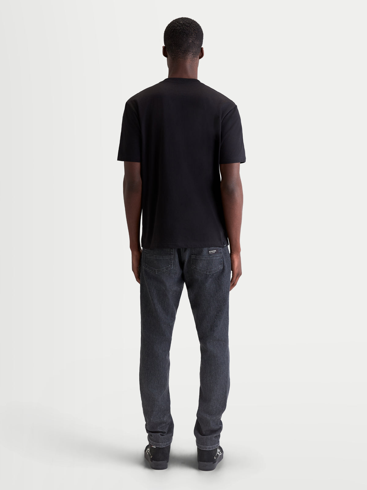 Alpinestars Maglietta Singular CSF, maglietta a maniche corte da uomo, nera, vista posteriore su modello, materiale in misto cotone premium per abbigliamento casual e stile motorsport