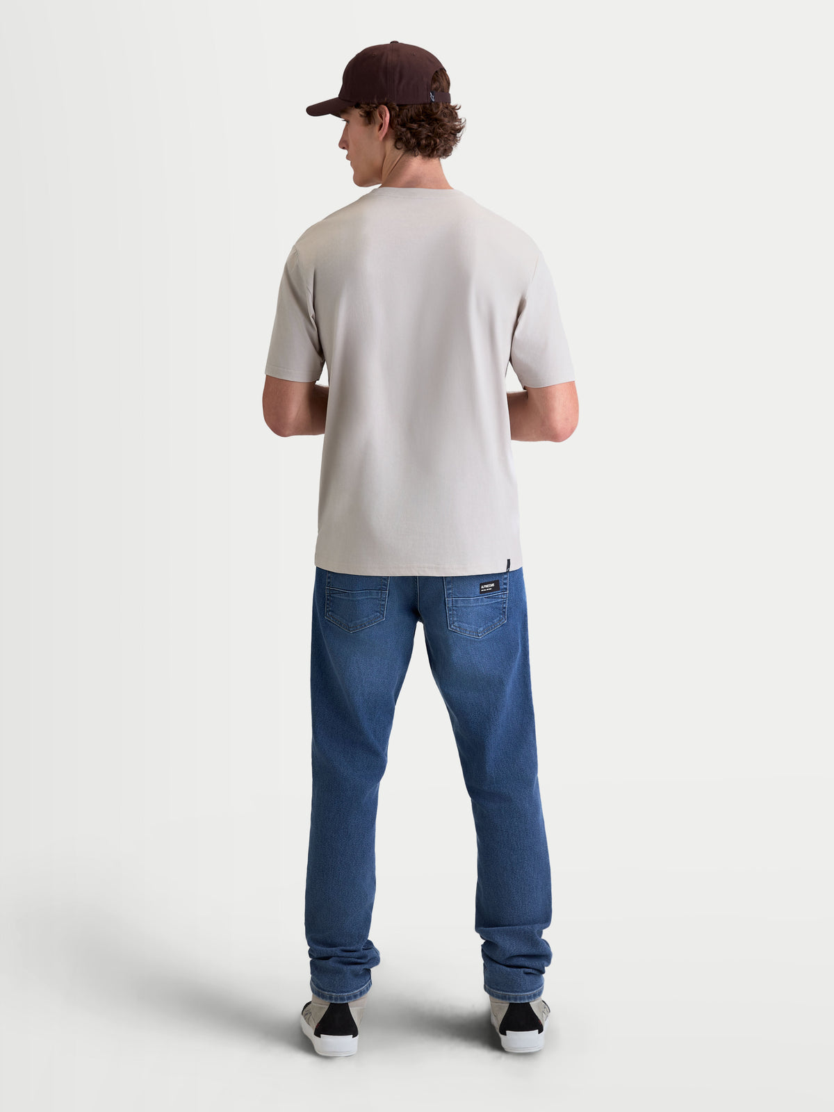 Alpinestars Maglietta Elliptogrit CSF, maglietta a maniche corte da uomo in grigio cemento, vista posteriore su modello, realizzata in misto cotone e poliestere, stile sportswear casual ispirato al motorsport