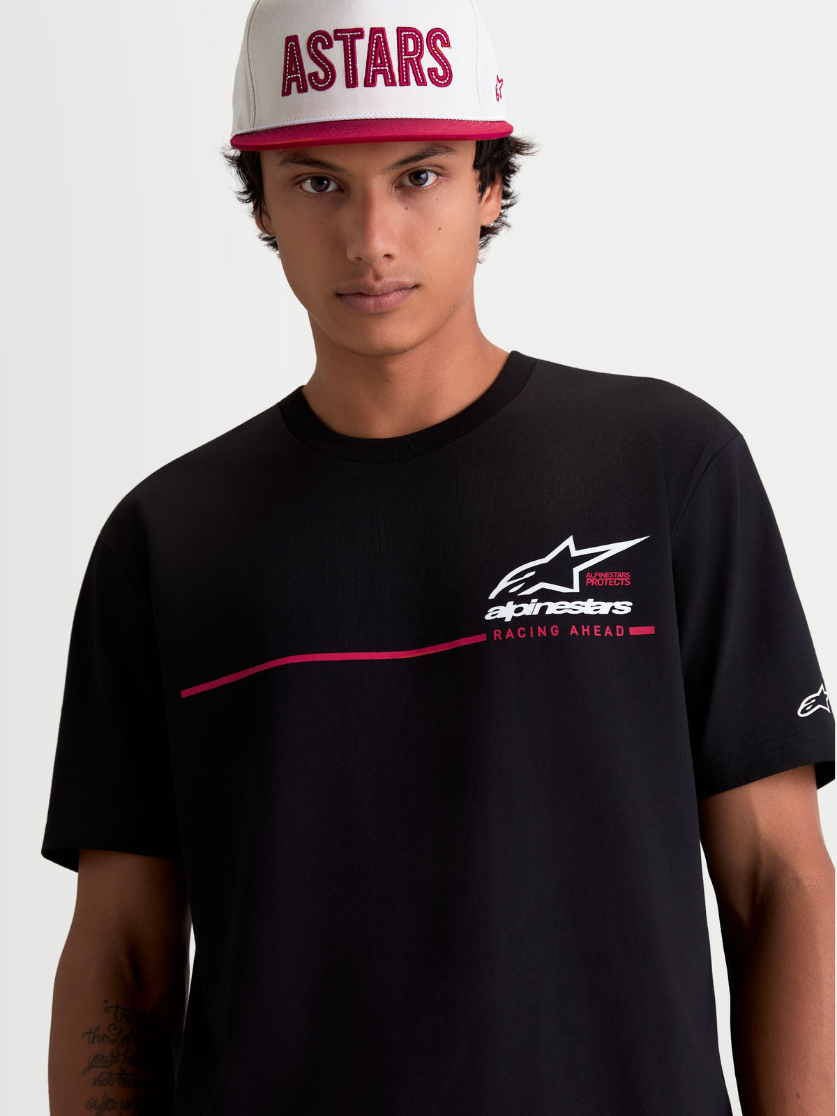 Alpinestars Maglietta P1 CSF, maglietta a maniche corte sportswear da uomo, nera, tessuto in misto cotone e poliestere, con grafica logo Astars e striscia racing sul petto in bianco e rosso, finitura soft-touch.