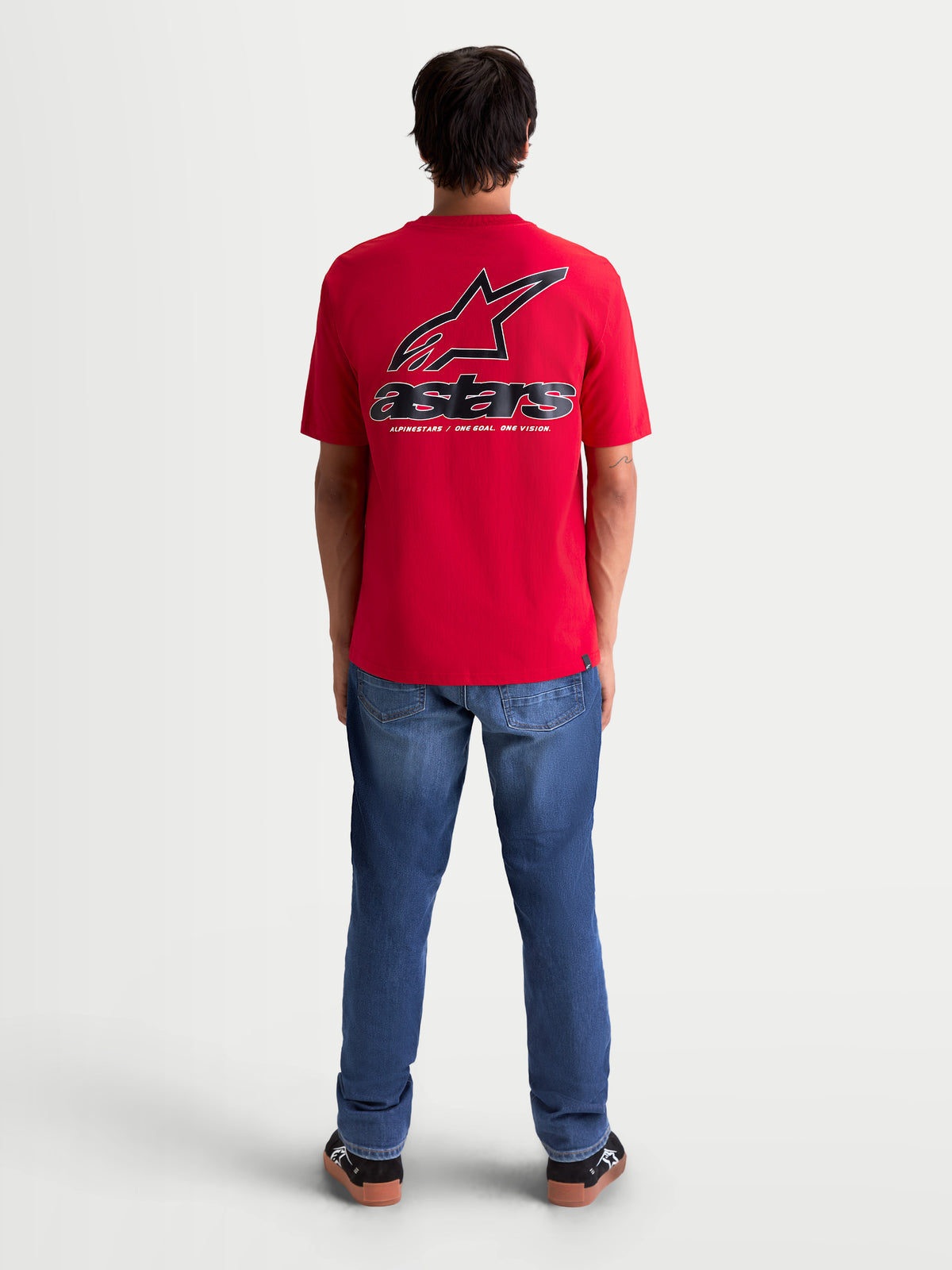 Alpinestars Maglietta Lineout CSF, maglietta a maniche corte sportswear da uomo, rossa, grande logo Astars e grafica sul retro in nero e bianco, vista posteriore su modello.