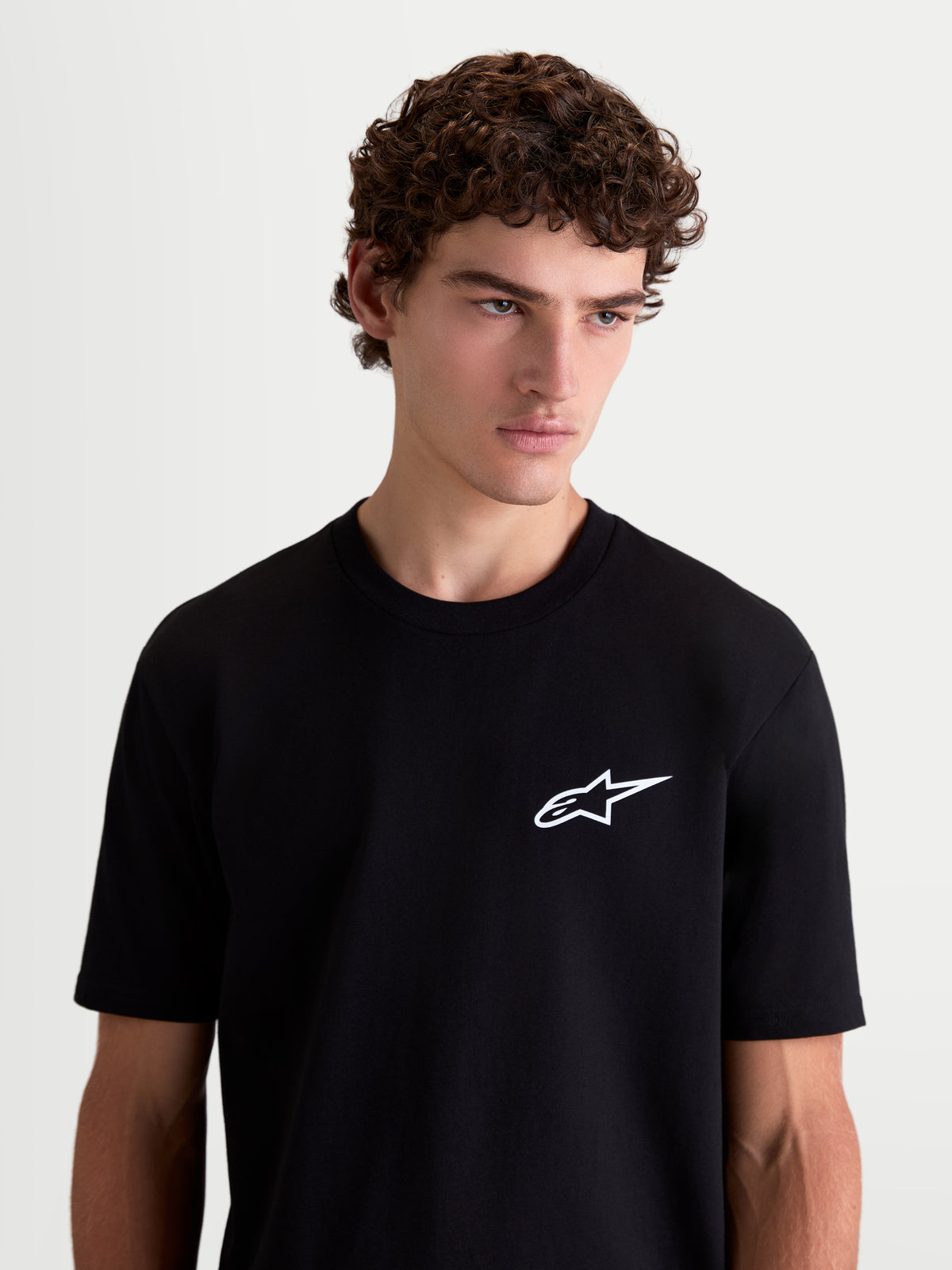 Alpinestars Maglietta Combo Back CSF, maglietta a maniche corte da uomo, nera, vista frontale su modello con logo Astars bianco sul petto, misto cotone e poliestere, stile sportswear motorsport