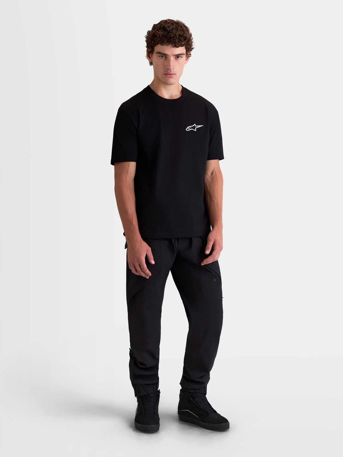 Alpinestars Maglietta Combo Back CSF, maglietta a maniche corte da uomo, nera con logo Astars bianco sul petto, in misto cotone e poliestere, vista frontale a figura intera su modello, stile sportswear casual