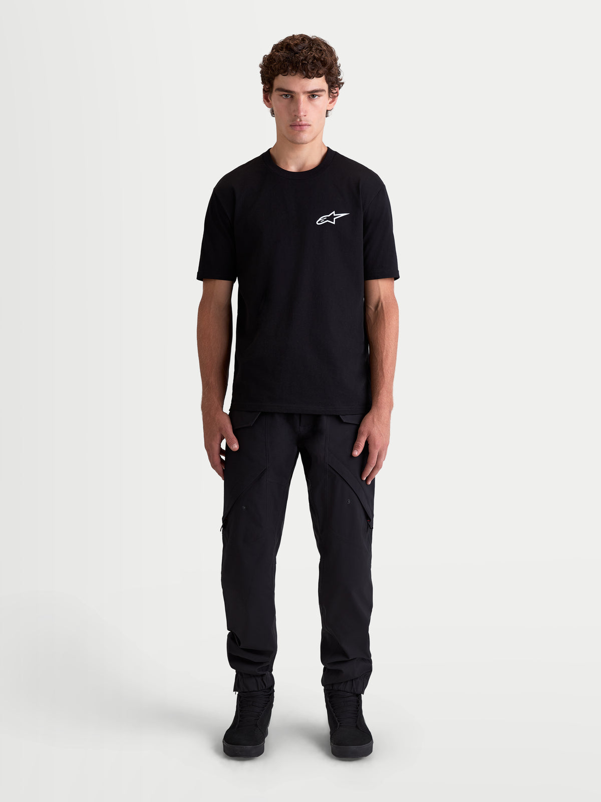 Alpinestars Maglietta Combo Back CSF, maglietta a maniche corte da uomo, nera con piccolo logo Astars bianco sul petto, stile sportswear ispirato al motorsport, misto cotone e poliestere