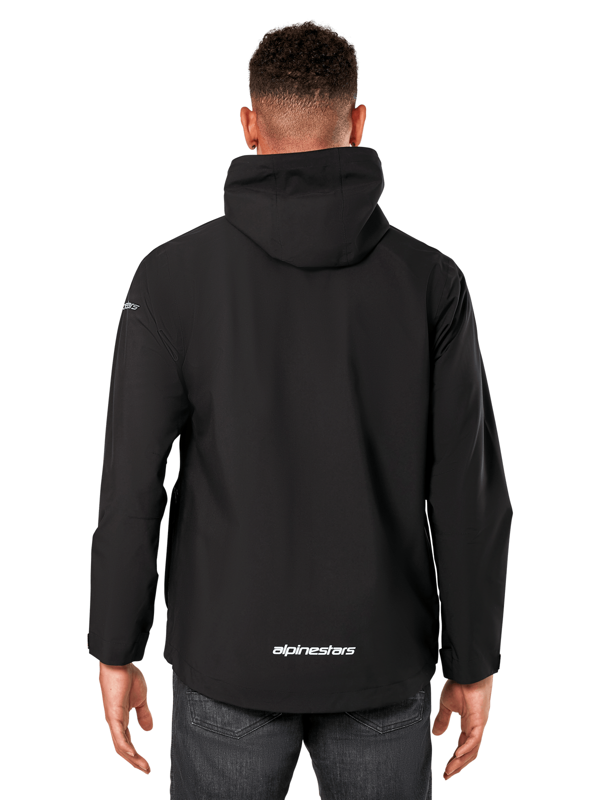 Giacca antipioggia Alpinestars Kascade, giacca impermeabile da uomo, nero, vista posteriore con cappuccio fisso e logo Alpinestars sulla parte inferiore della schiena, abbigliamento sportivo impermeabile casual
