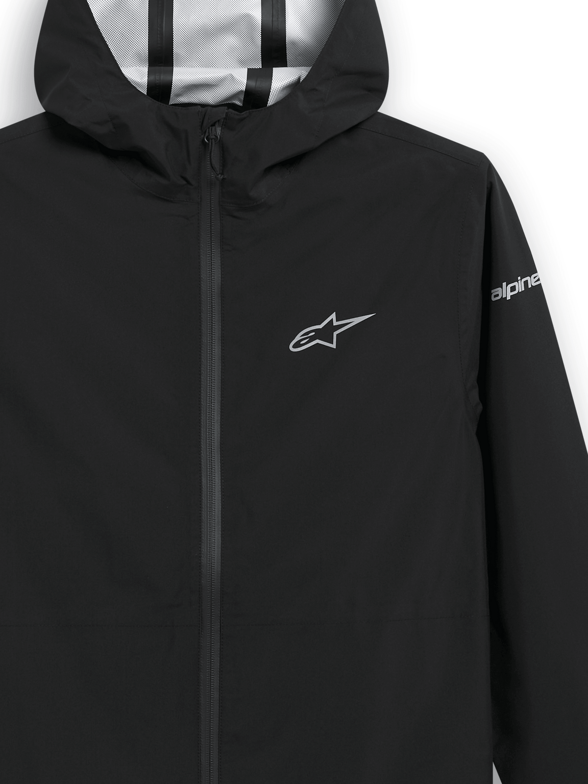 Giacca antipioggia Alpinestars Kascade, giacca tecnica nera, primo piano di petto e cappuccio, logo a stella argento sul petto e marchio sulla manica, cuciture nastrate visibili all'interno del cappuccio, abbigliamento impermeabile ispirato al motorsport