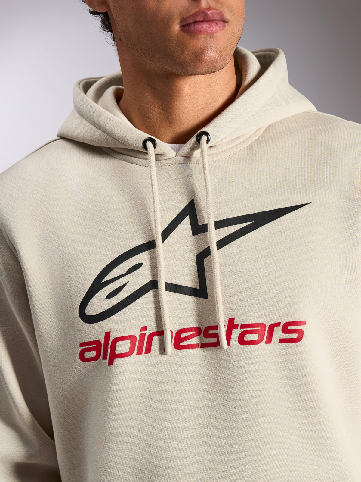 Felpa con cappuccio Alpinestars Always V3, streetwear casual, off-white con logo a stella nero e scritta Alpinestars rossa, cappuccio con cordoncino, pile premium, design moderno ispirato al motorsport