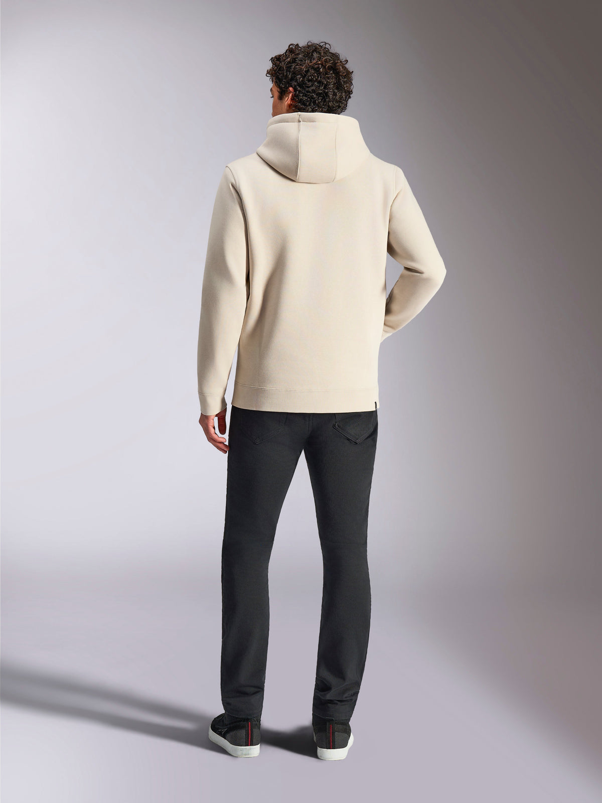 Alpinestars Always V3 Hoodie, felpa pullover bianco sporco vista da dietro, stile casual streetwear con cappuccio foderato in jersey e polsini a costine, abbinata a pantaloni neri
