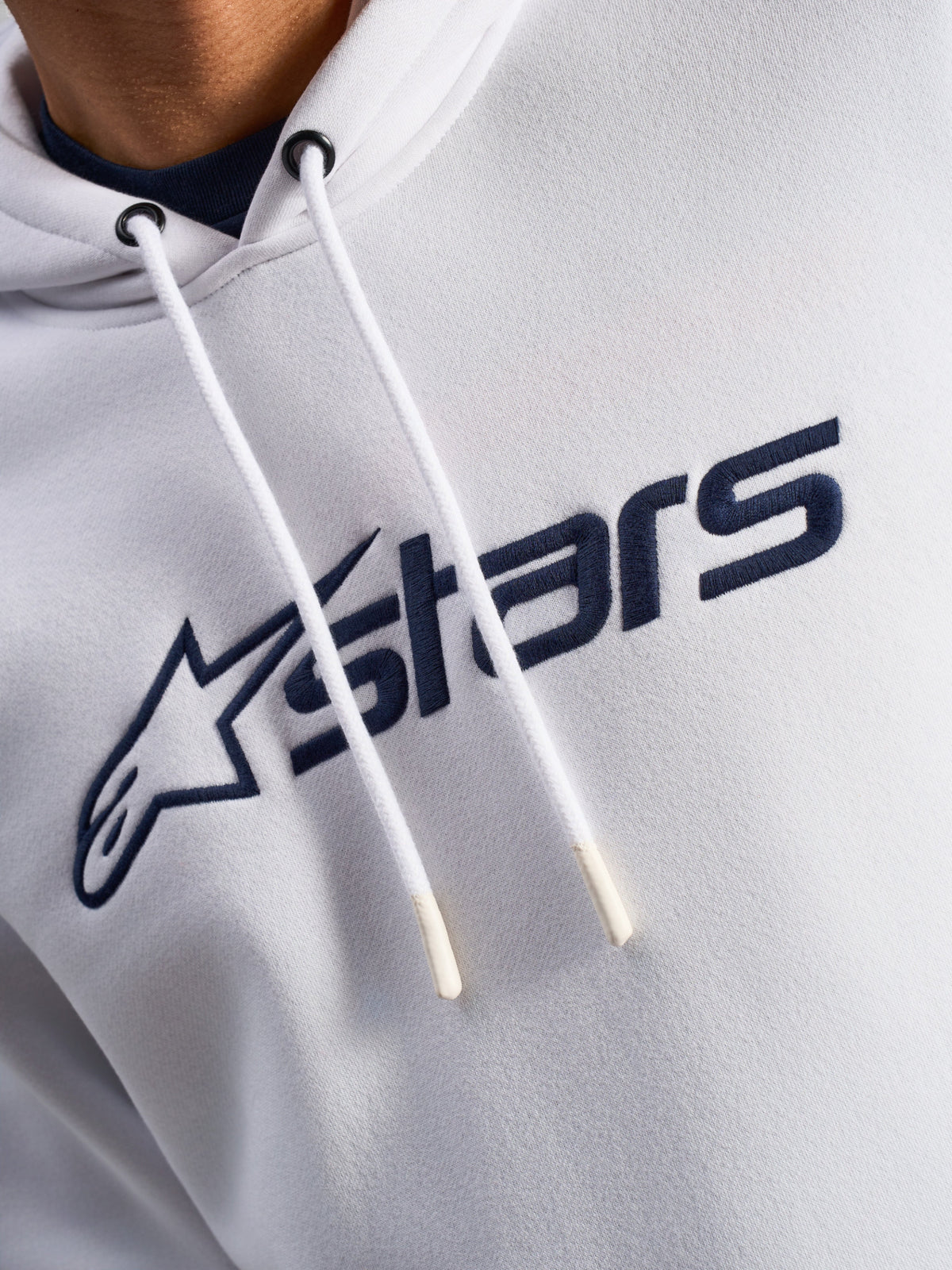 Felpa con cappuccio Alpinestars Blaze V3, White Navy, primo piano del petto con stampa del logo frontale blu navy e cordoncini bianchi con punte intinte, streetwear casual motorsport