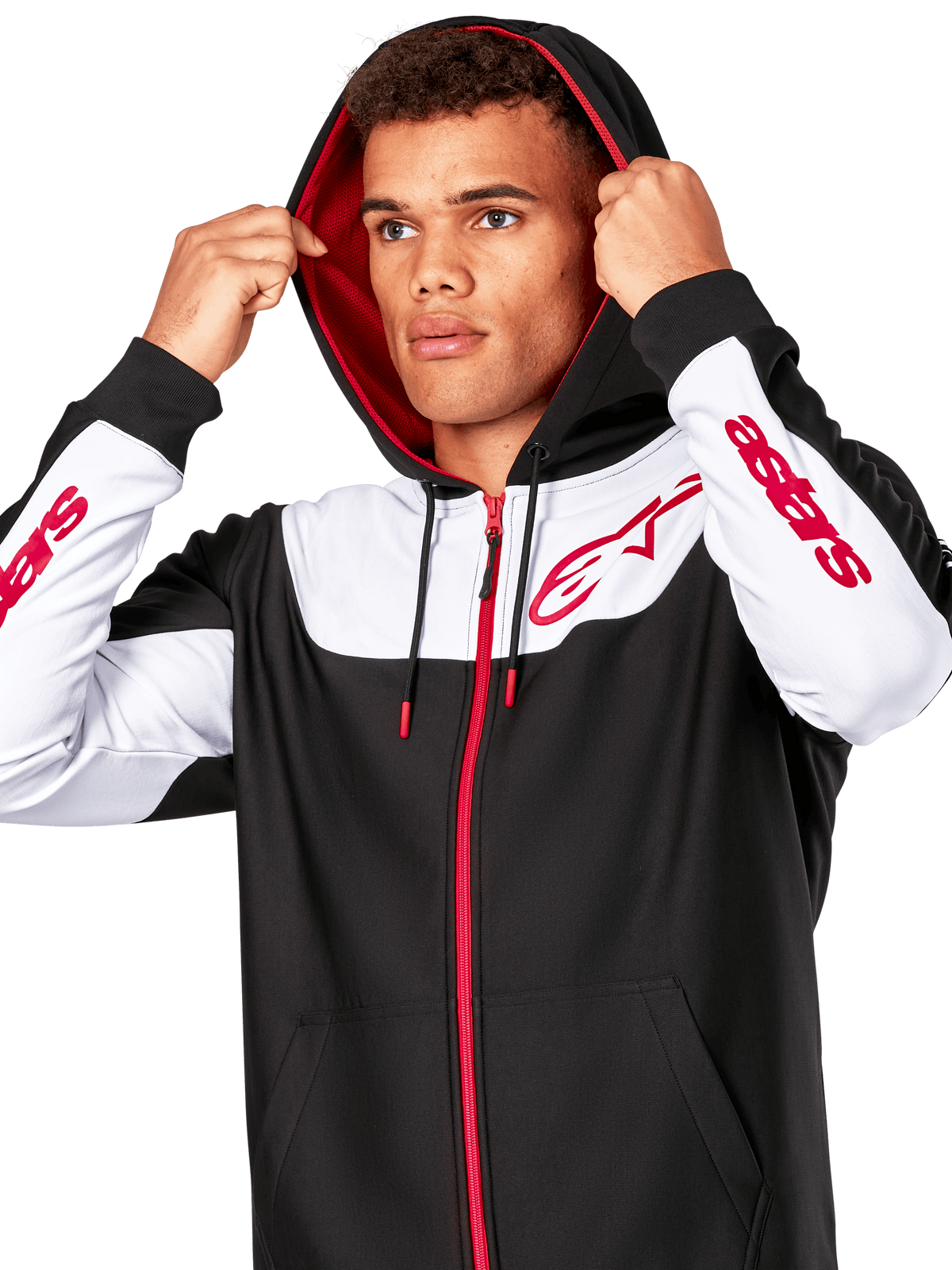 Alpinestars Sessions V3 Hoodie, felpa con cappuccio e zip anteriore, nero, bianco e rosso, indossata da un uomo con il cappuccio alzato, loghi Alpinestars rossi sul petto e sulle maniche, streetwear casual da motorsport